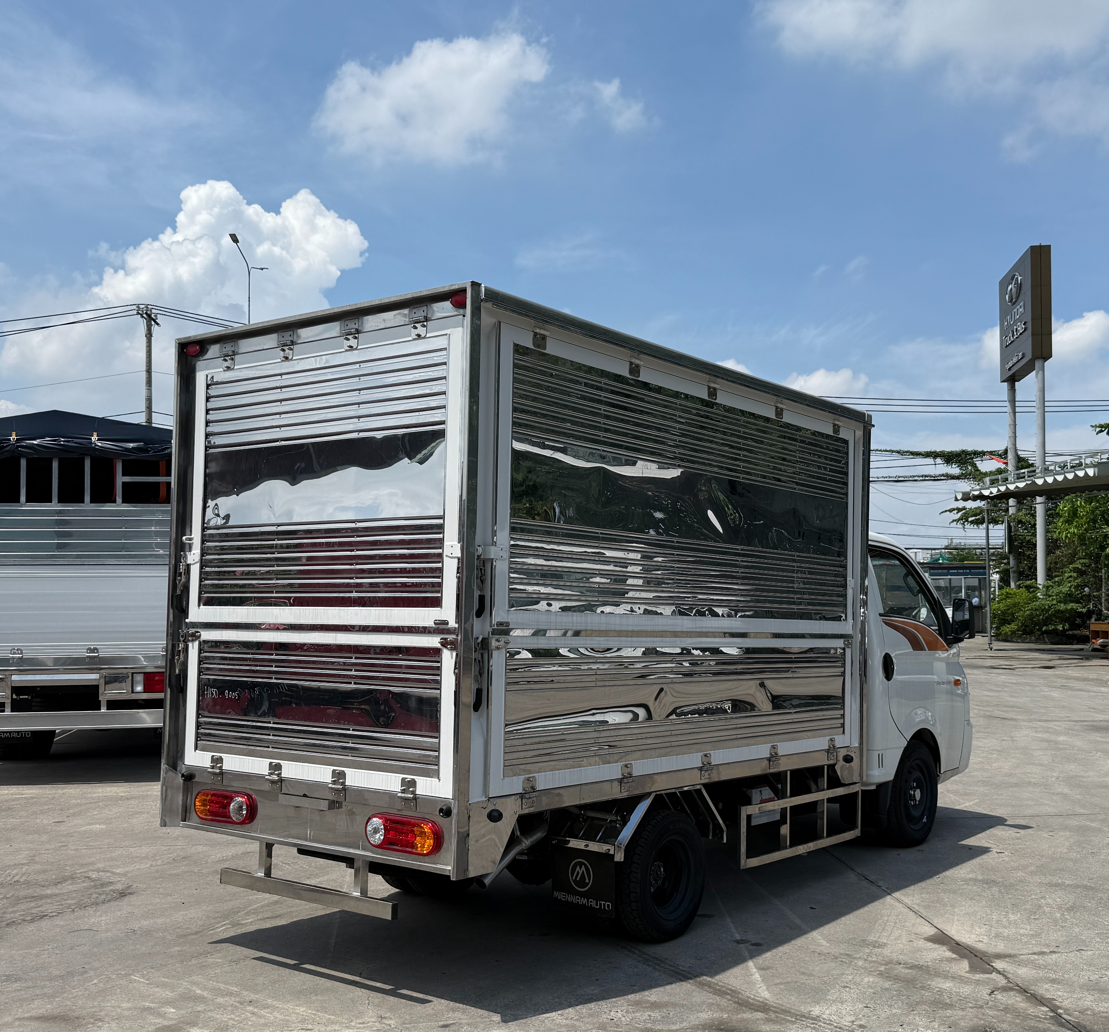 xe-tai-hyundai-h150-thung-mo-canh-doi-6