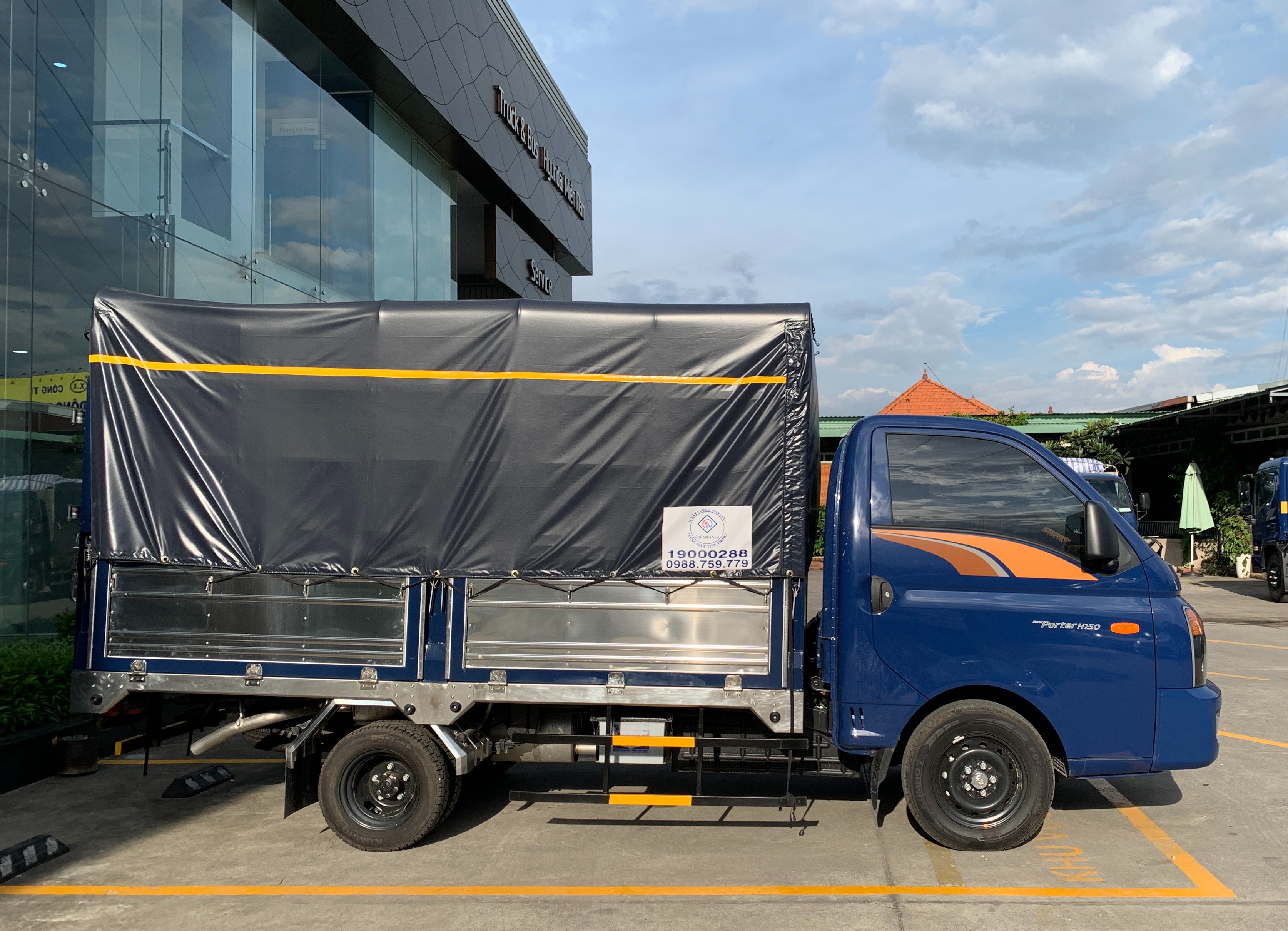 xe-tai-hyundai-h150-thung-mui-bat-16