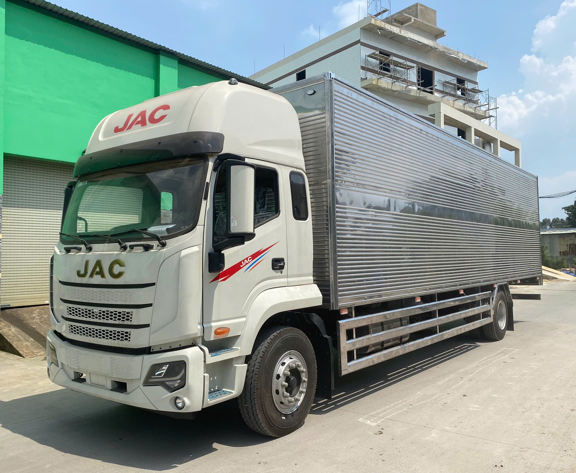 xe-tai-jac-dawos-thung-kin-6-cua-hong-8