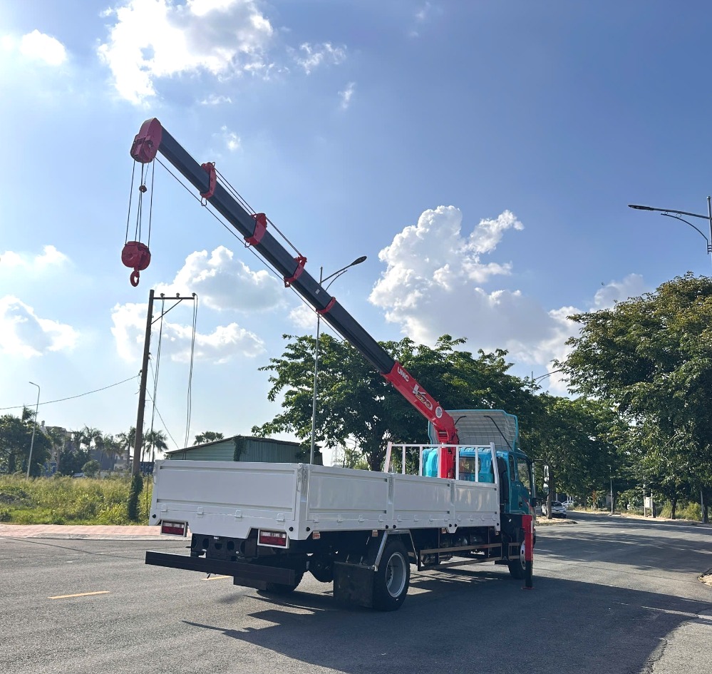 JAC N900 gắn cẩu UNIC 376 3 tấn 6 khúc