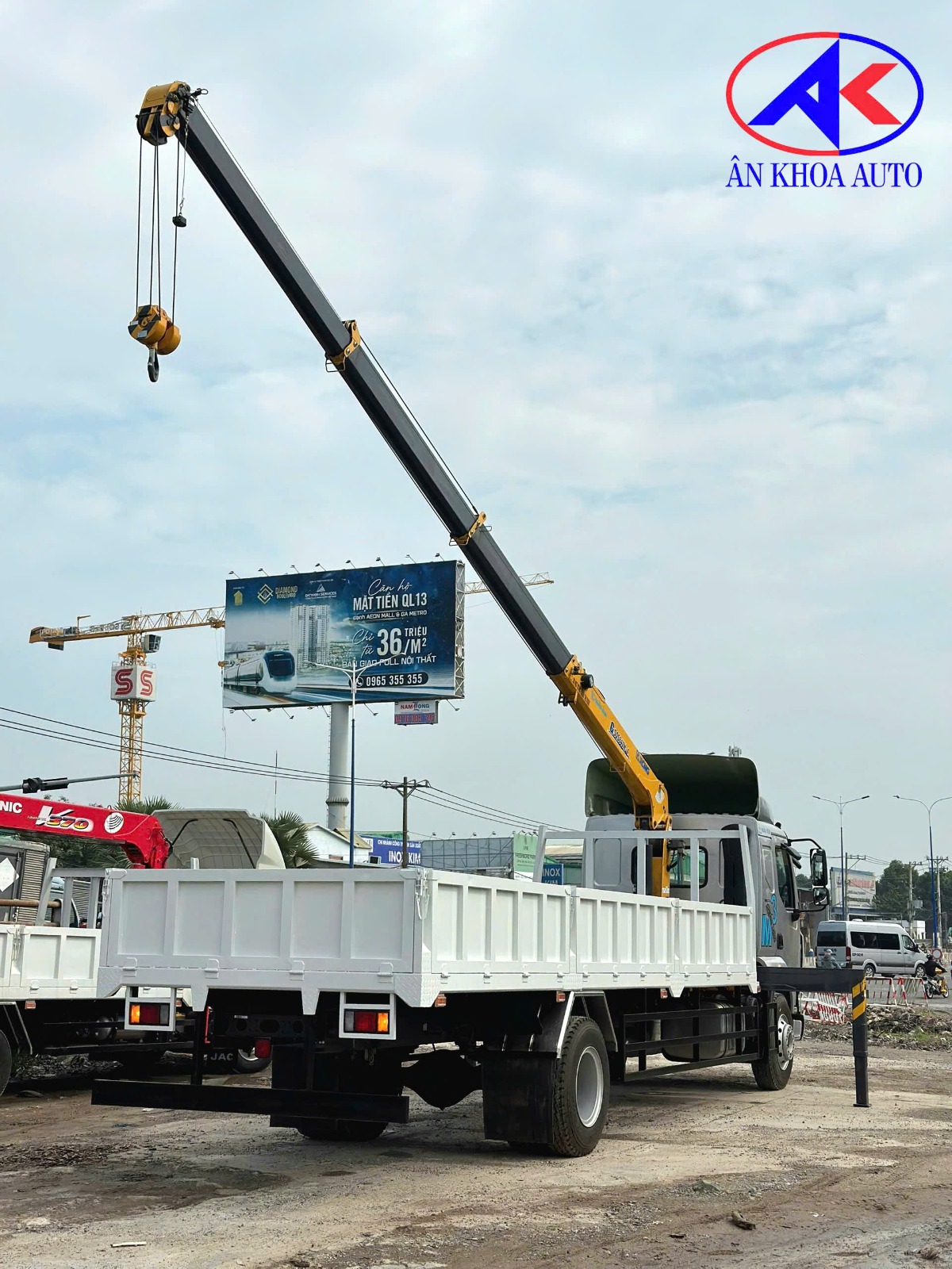 Chenglong M3 4x2 gắn cẩu XCMG 4 tấn 4 khúc