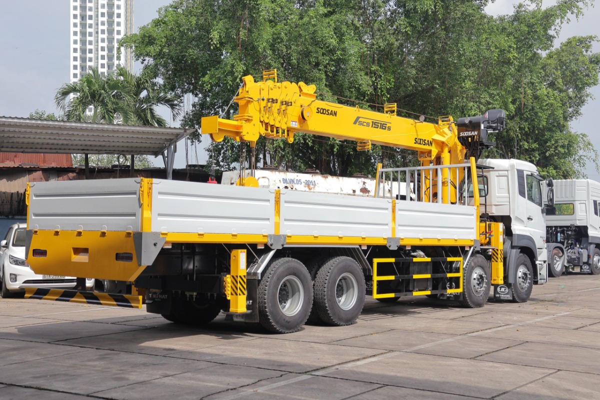 UD Trucks Quester CGE 350 8x4 gắn cẩu Soosan SCS1516S 15 tấn
