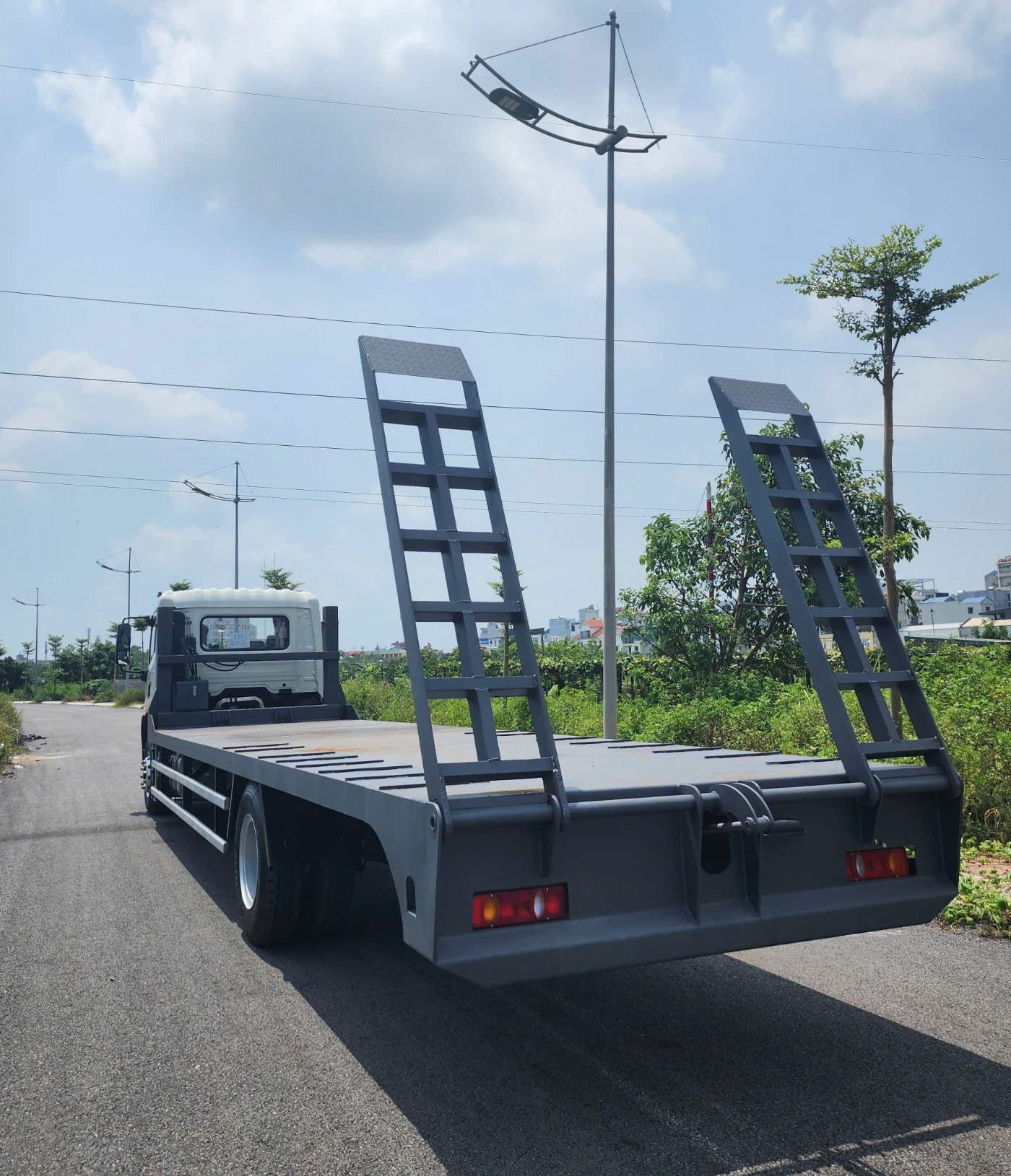 Xe-Dongfeng-B180-Hoang-Huy-nang-dau-cho-may-chuyen-dung-3