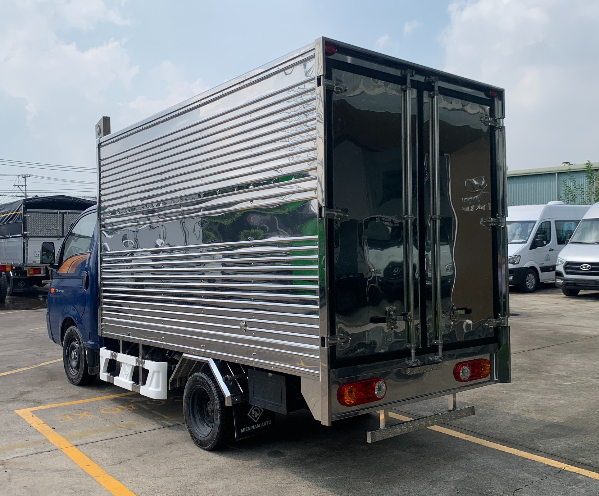 xe-tai-hyundai-h150-thung-kin-euro-5-7