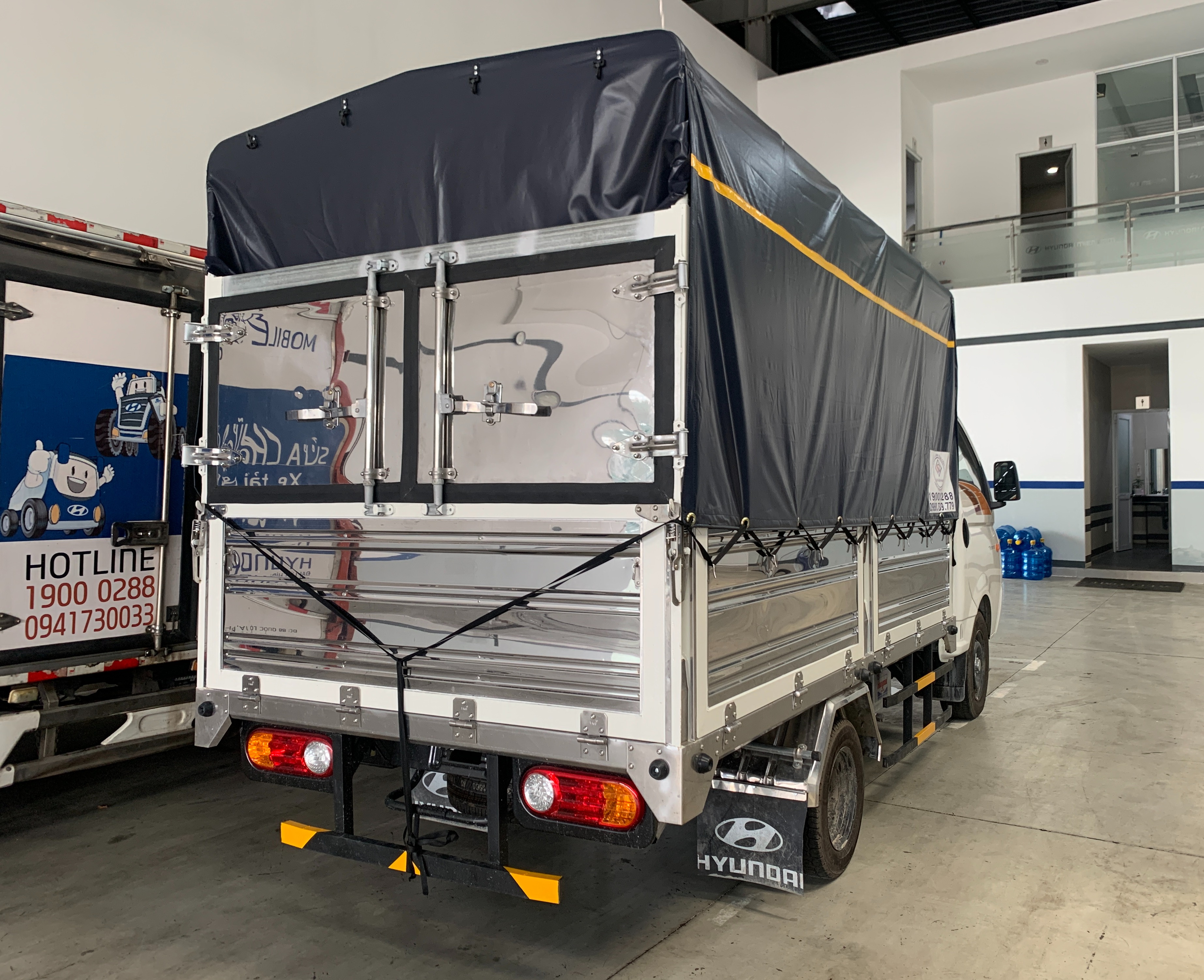 xe-tai-hyundai-h150-thung-mui-bat-8