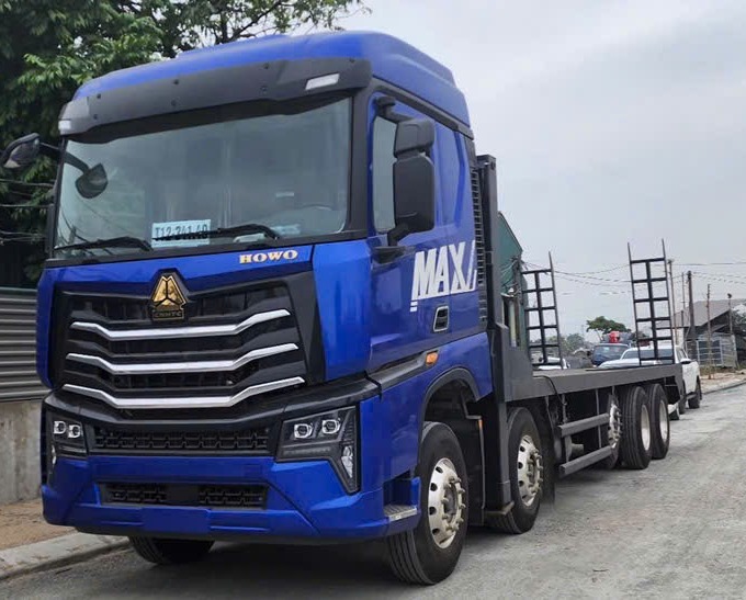 HOWO-MAX-4-chan-nang-dau-cho-xe-may-chuyen-dung-8x4-10