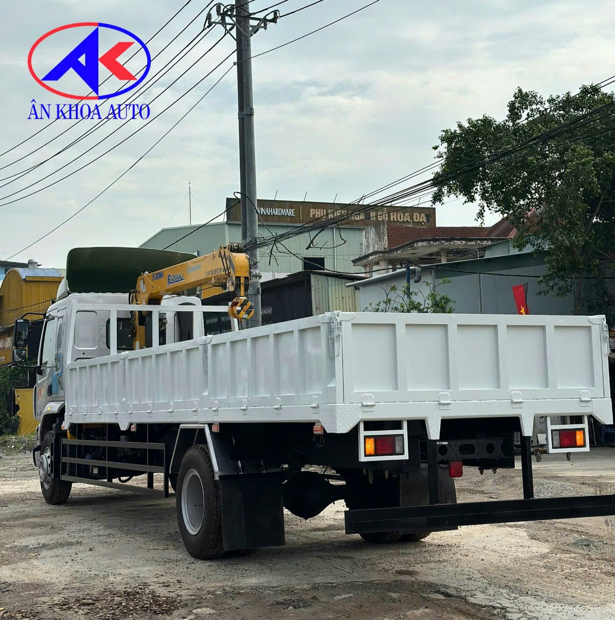 Chenglong M3 4x2 gắn cẩu XCMG 4 tấn 4 khúc