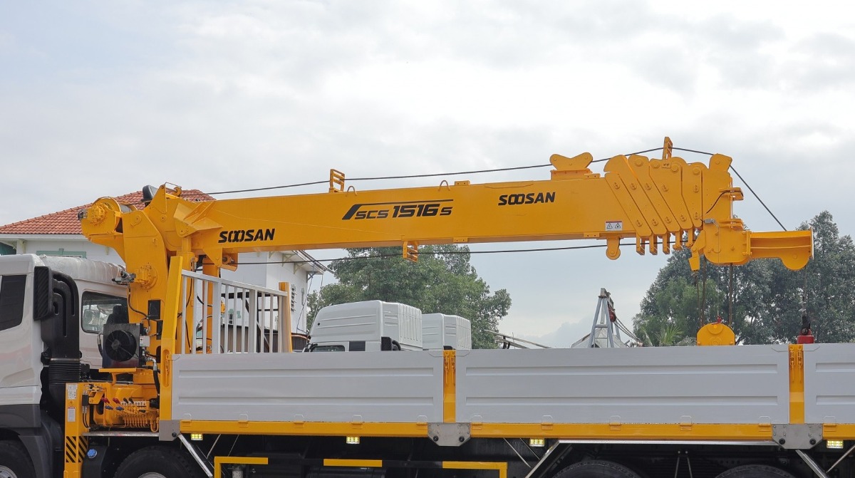 UD Trucks Quester CGE 350 8x4 gắn cẩu Soosan SCS1516S 15 tấn