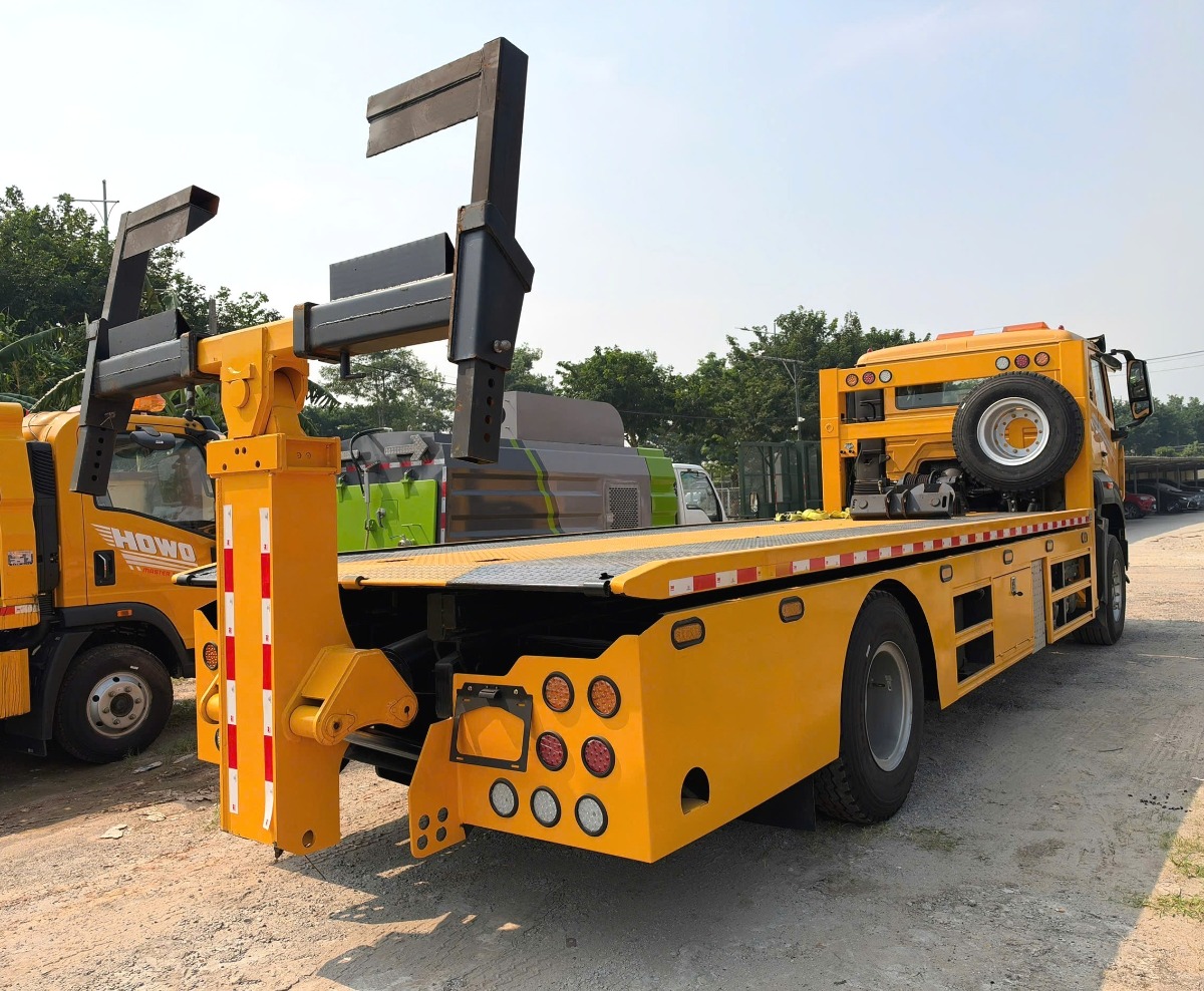 Xe cứu hộ HOWO 2 chân kéo chở xe sàn trượt