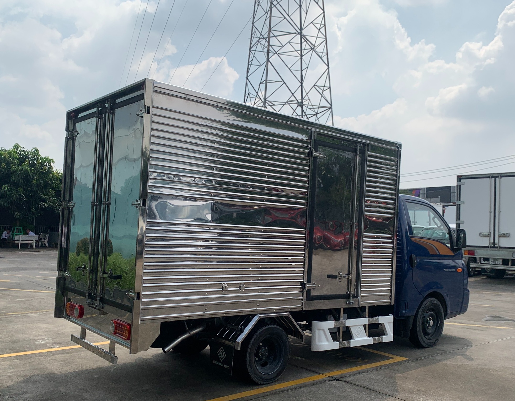 xe-tai-hyundai-h150-thung-kin-euro-5-1
