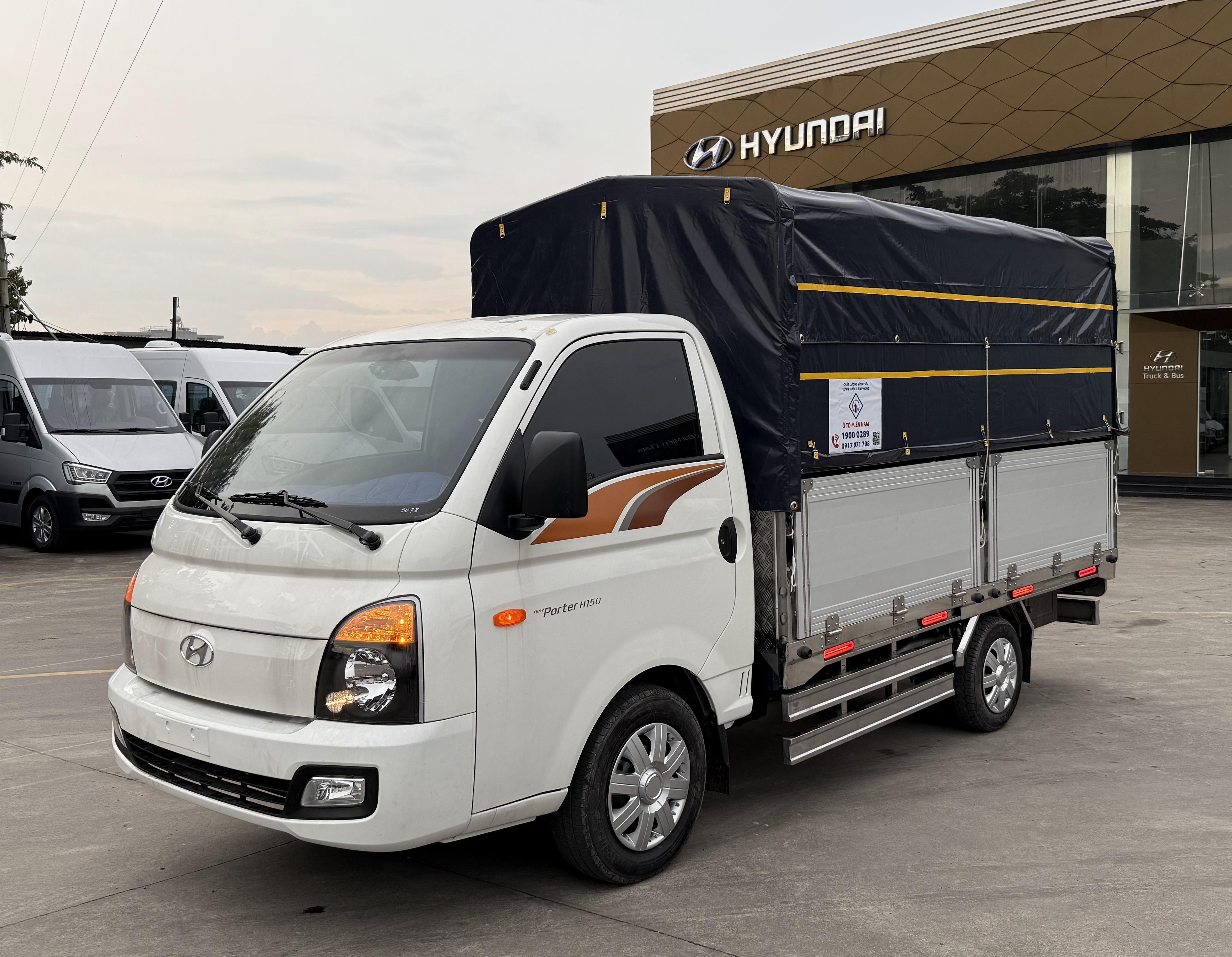 xe-tai-hyundai-h150-thung-mui-bat-1