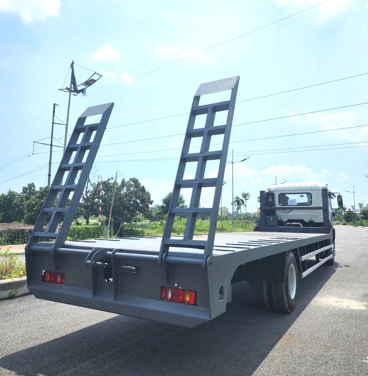 Xe-Dongfeng-B180-Hoang-Huy-nang-dau-cho-may-chuyen-dung-1