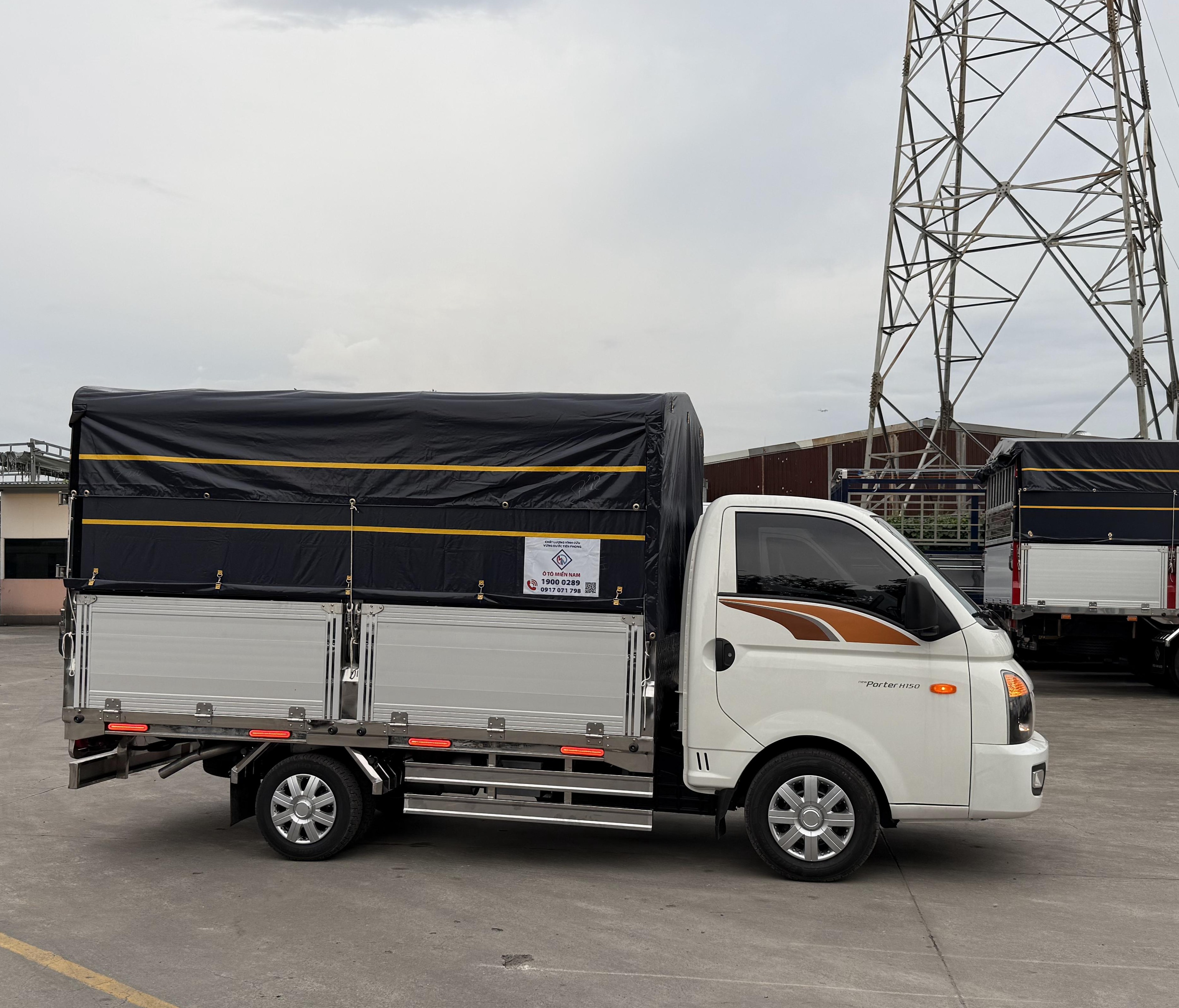 xe-tai-hyundai-h150-thung-mui-bat-3