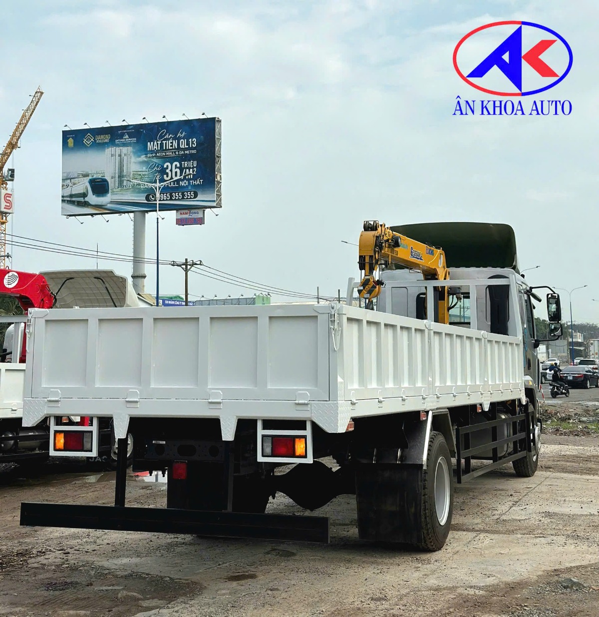 Chenglong M3 4x2 gắn cẩu XCMG 4 tấn 4 khúc