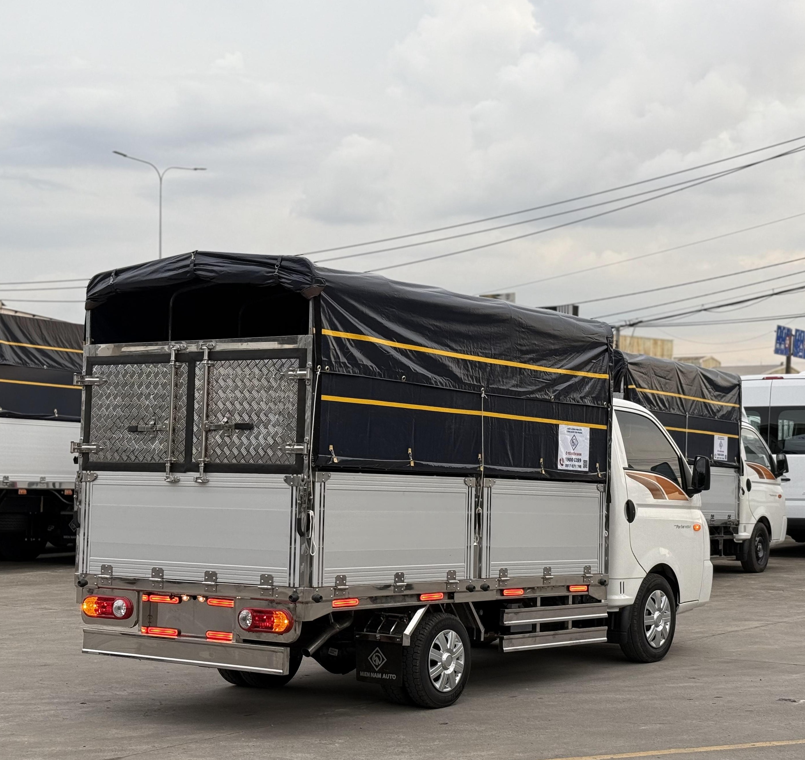 xe-tai-hyundai-h150-thung-mui-bat-4