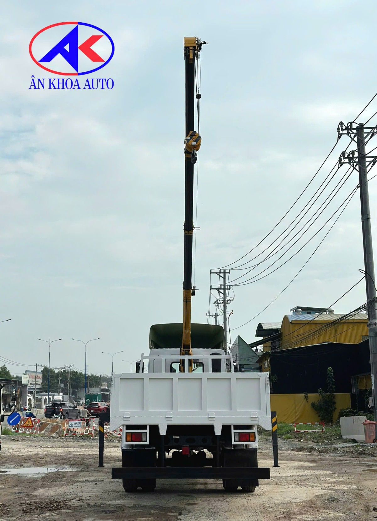 Chenglong M3 4x2 gắn cẩu XCMG 4 tấn 4 khúc