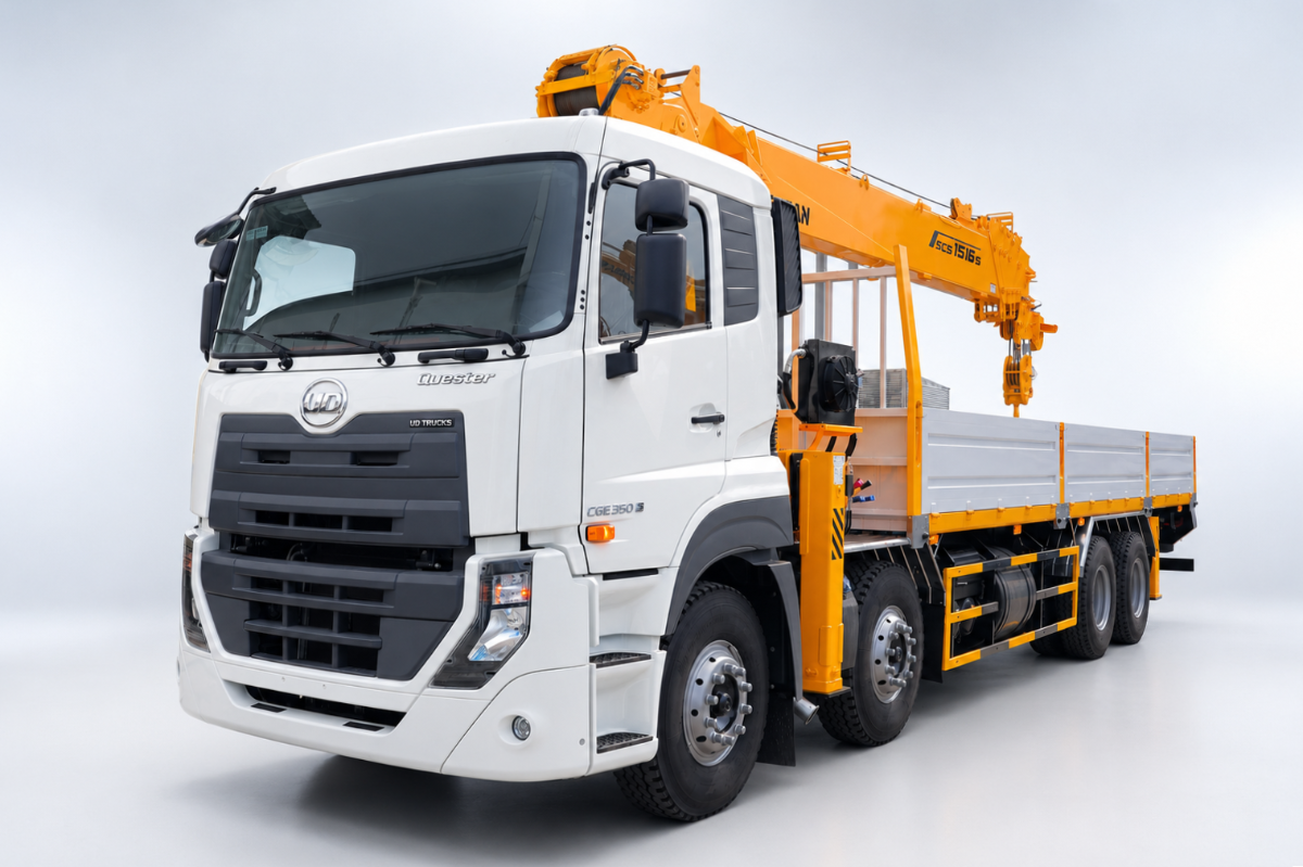 UD Trucks Quester CGE 350 8x4 gắn cẩu Soosan SCS1516S 15 tấn