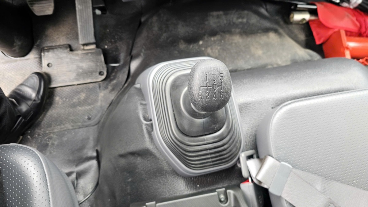 Chassi xe Isuzu FVR gắn cẩu XCMG 5 tấn 5 khúc 