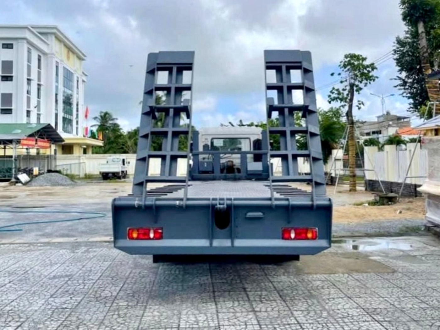 Xe-Dongfeng-B180-Hoang-Huy-nang-dau-cho-may-chuyen-dung-4 (1)