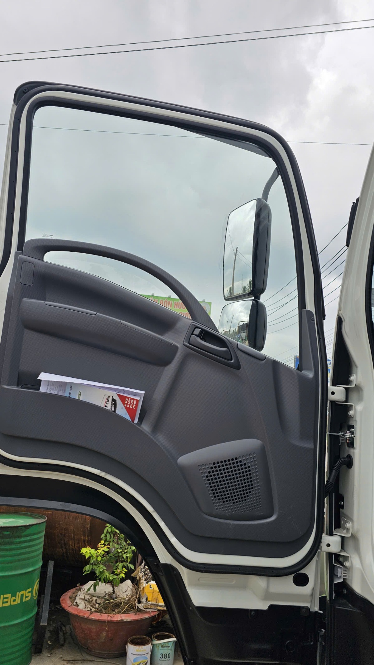 Chassi xe Isuzu FVR gắn cẩu XCMG 5 tấn 5 khúc 