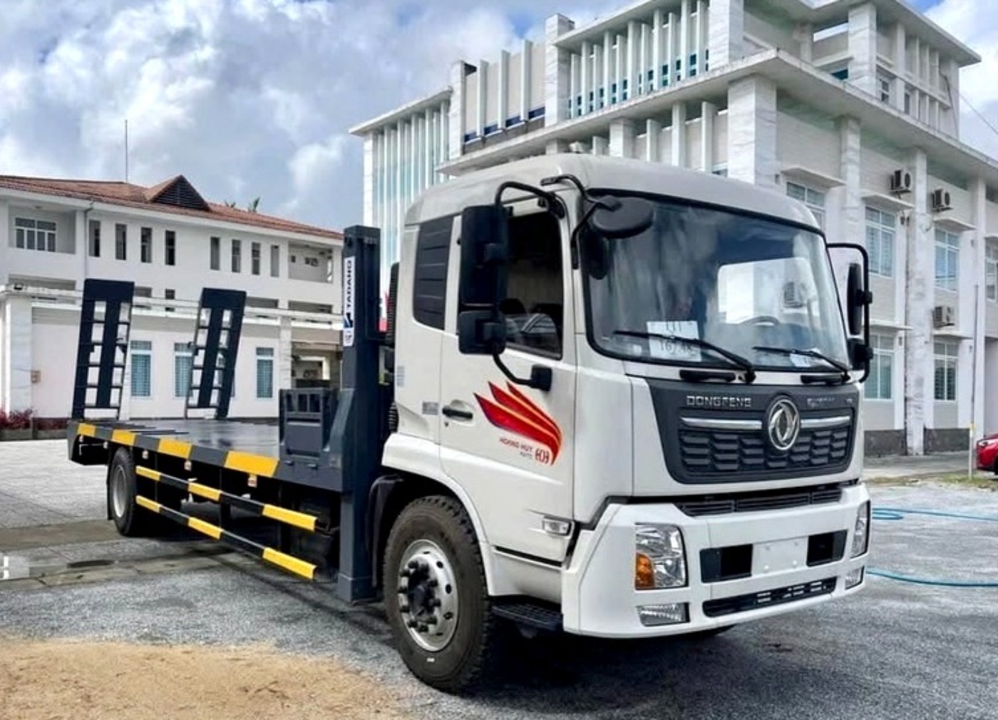 Xe-Dongfeng-B180-Hoang-Huy-nang-dau-cho-may-chuyen-dung-6