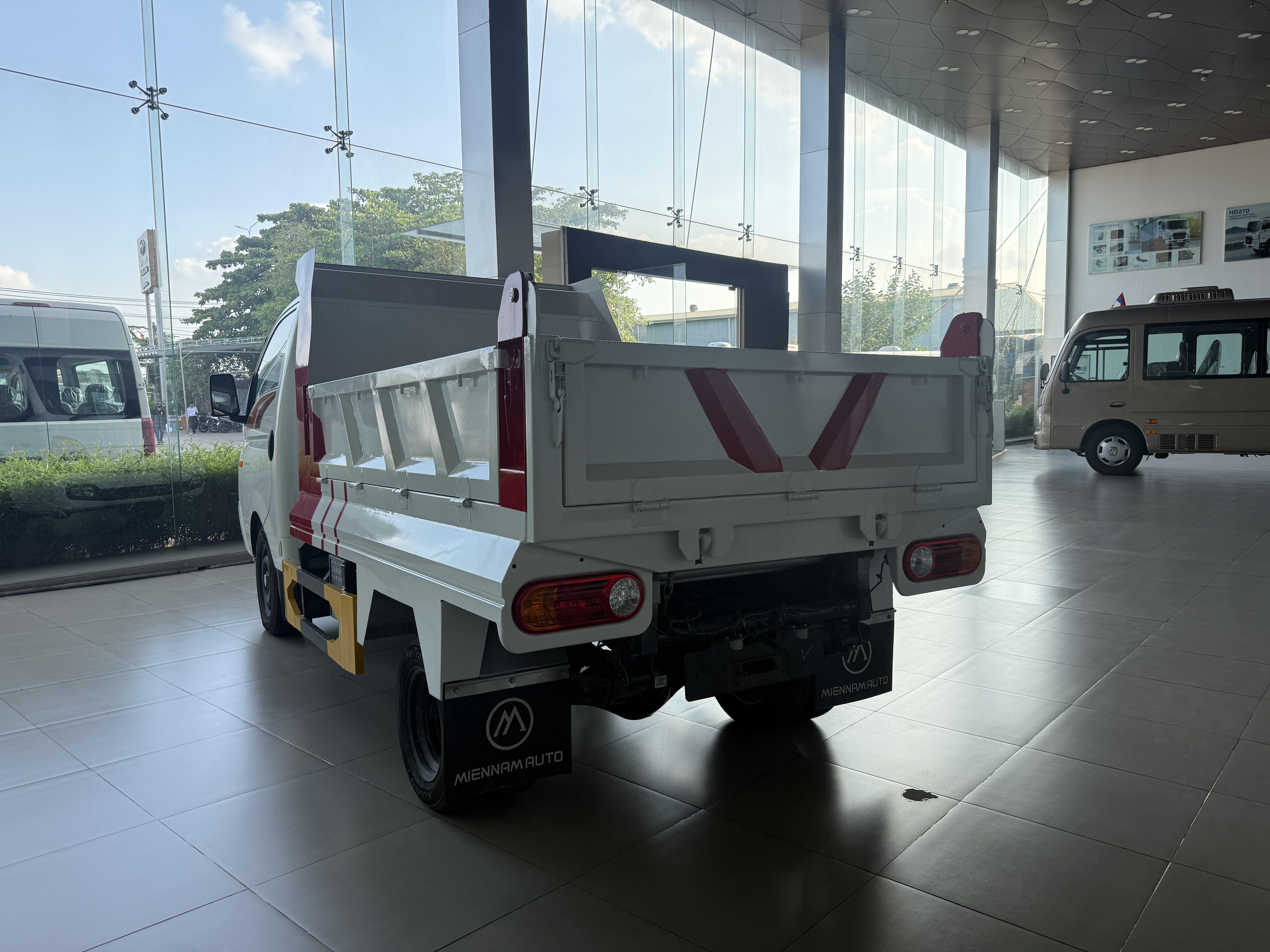 xe-ben-hyundai-h150-1-6-khoi-euro-5-16