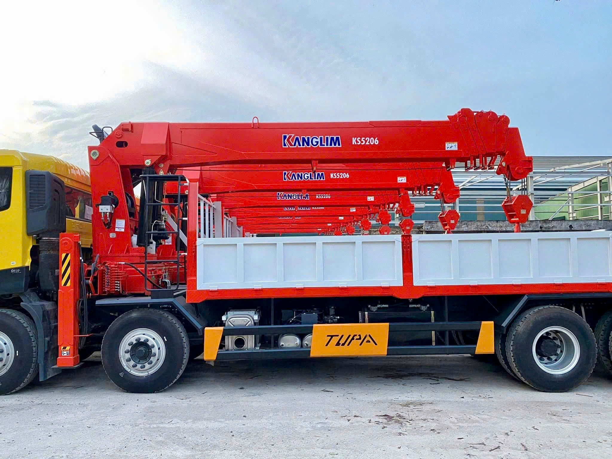 xe-dongfeng-4-chan-8x4-gan-cau-12-15-tan-4
