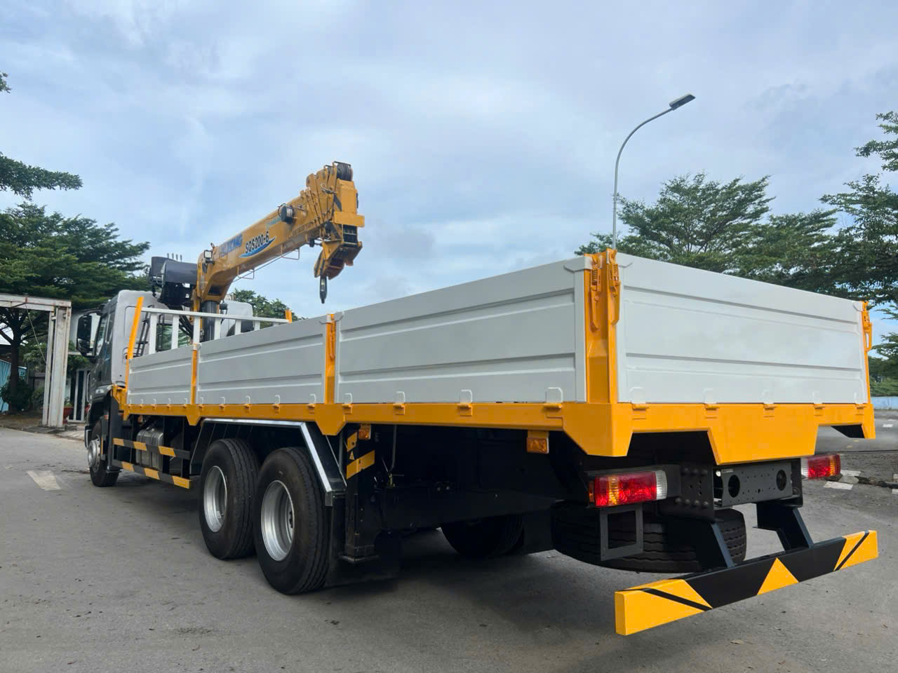 xe-tai-chenglong-h5-3-chan-gan-cau-xcmg-8-tan-6-khuc-2