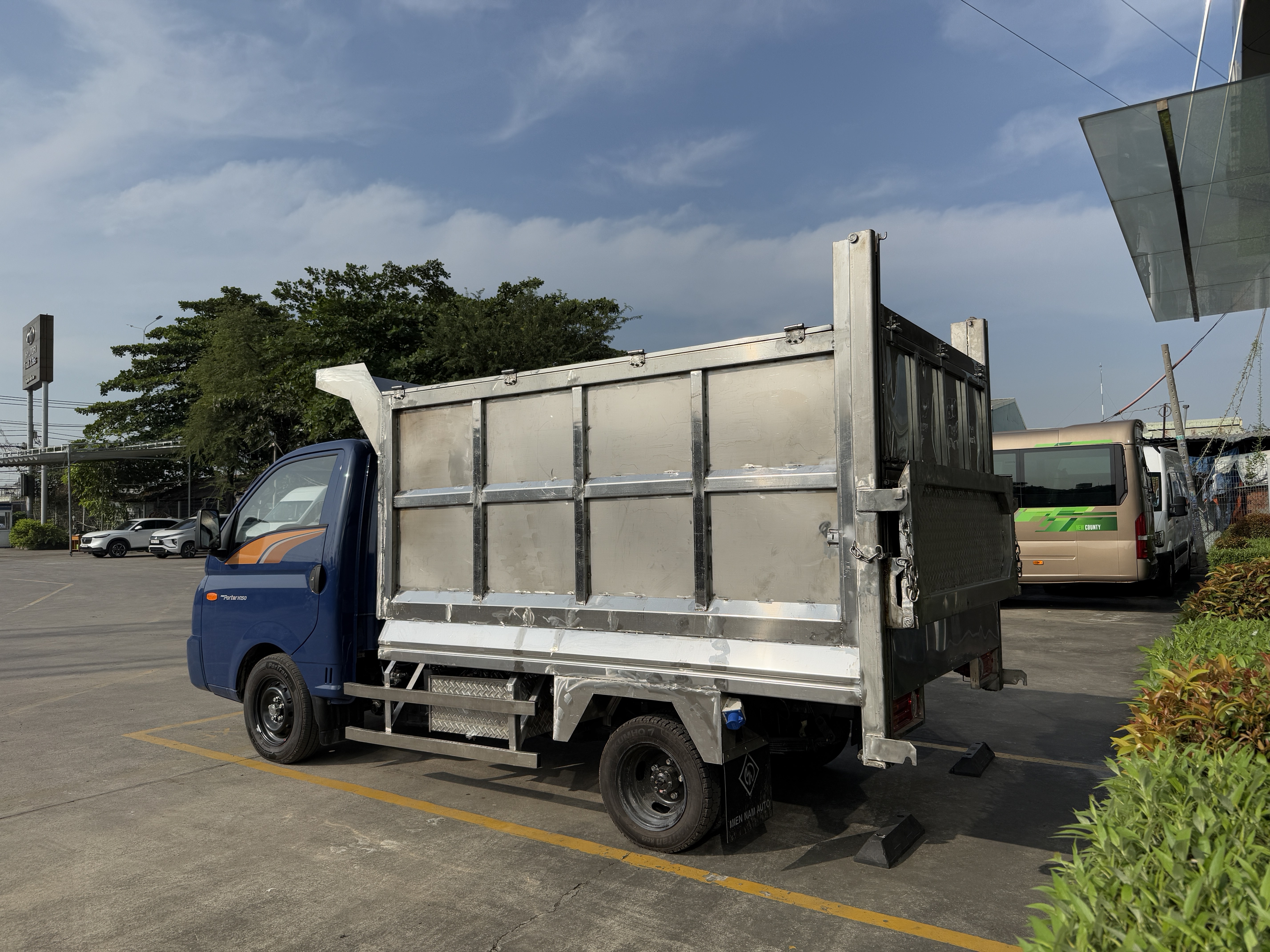 xe-tai-hyundai-h150-cho-rac-5-khoi-euro-5-4