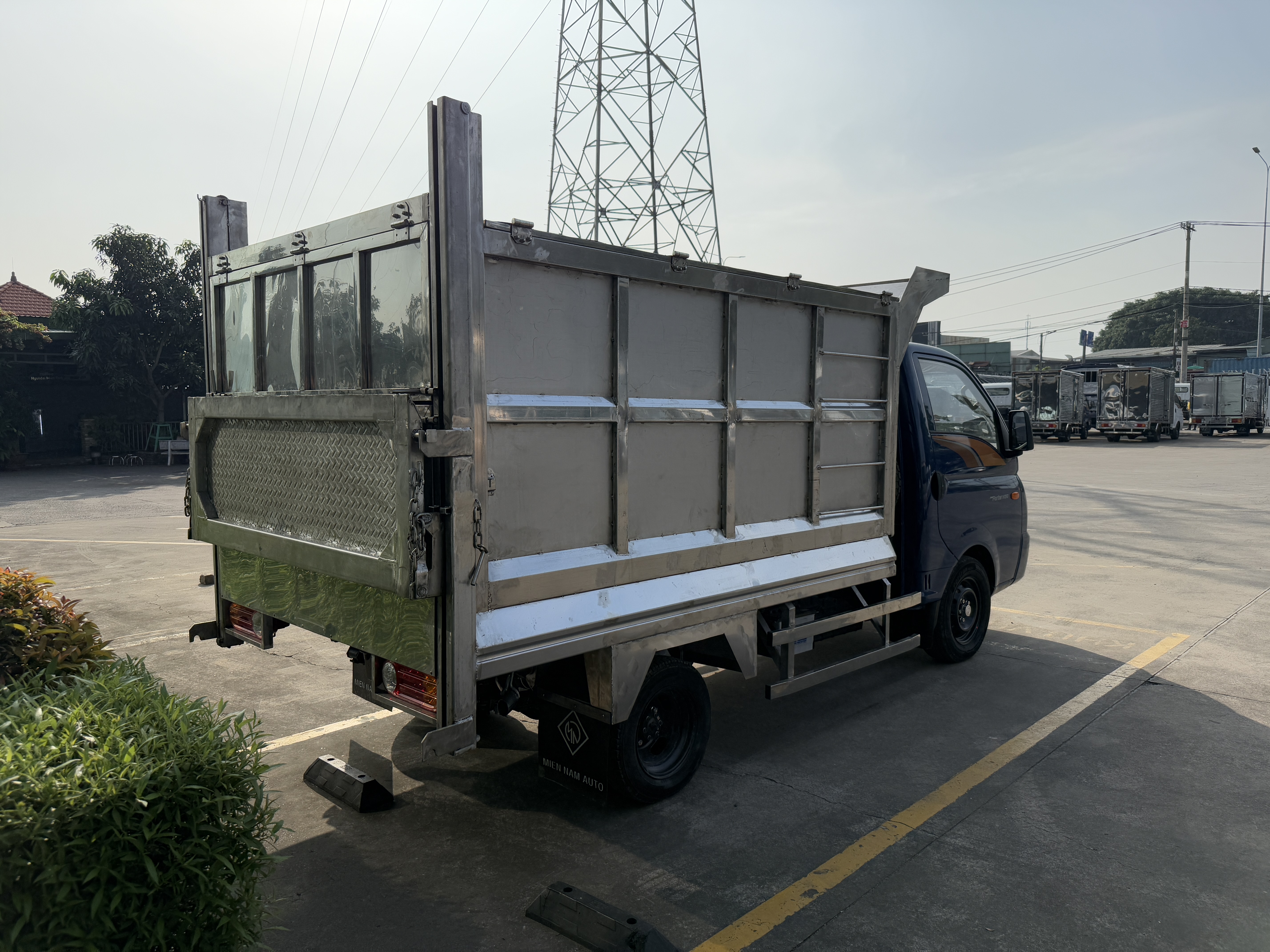 xe-tai-hyundai-h150-cho-rac-5-khoi-euro-5-6