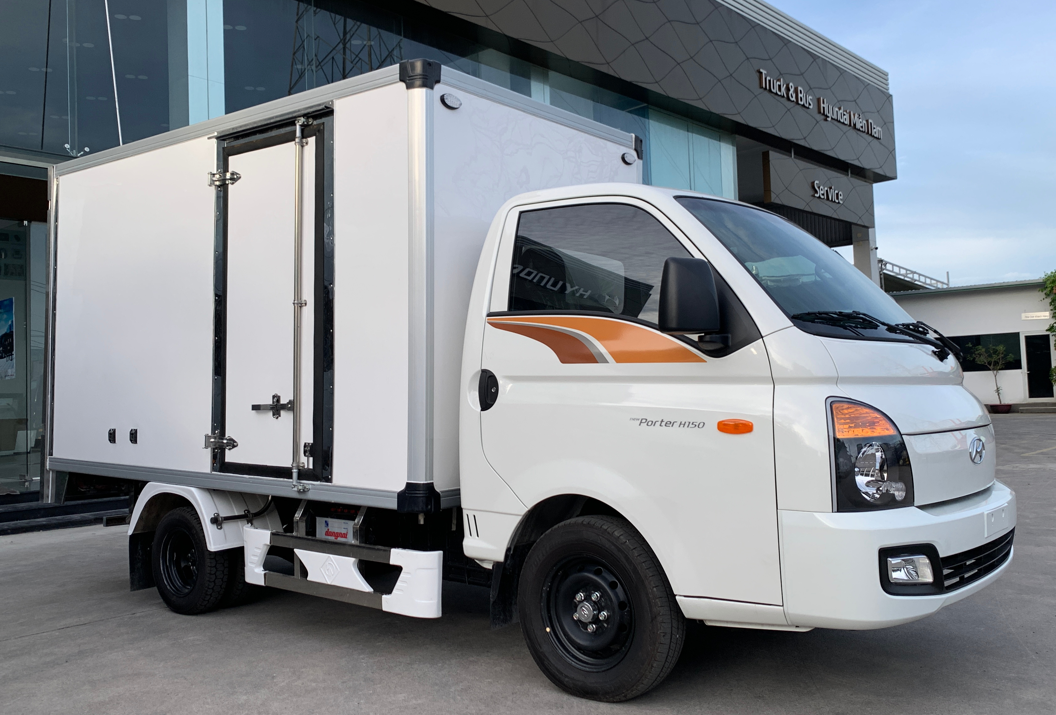 xe-tai-hyundai-h150-thung-composite-1