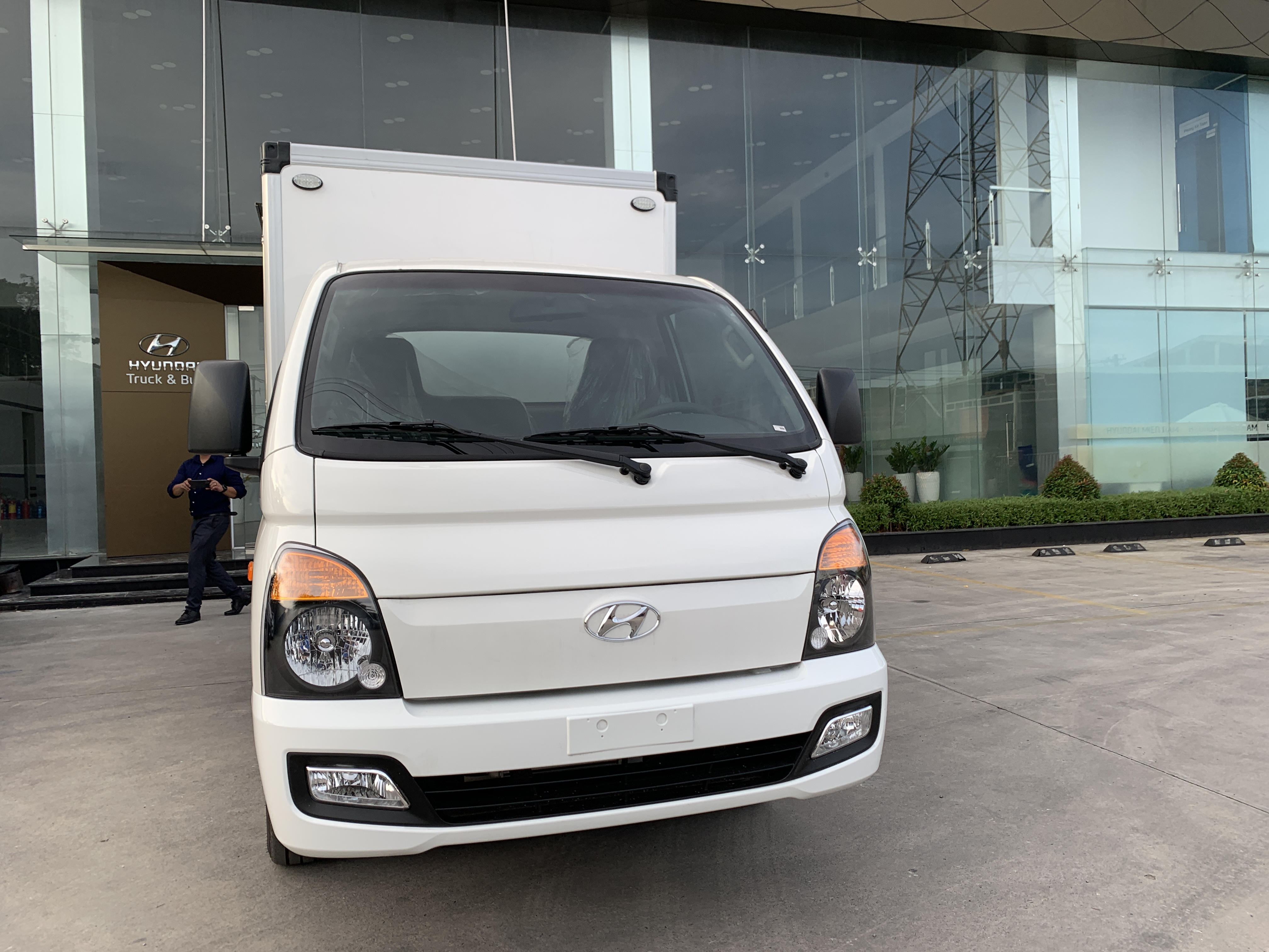 xe-tai-hyundai-h150-thung-composite-2