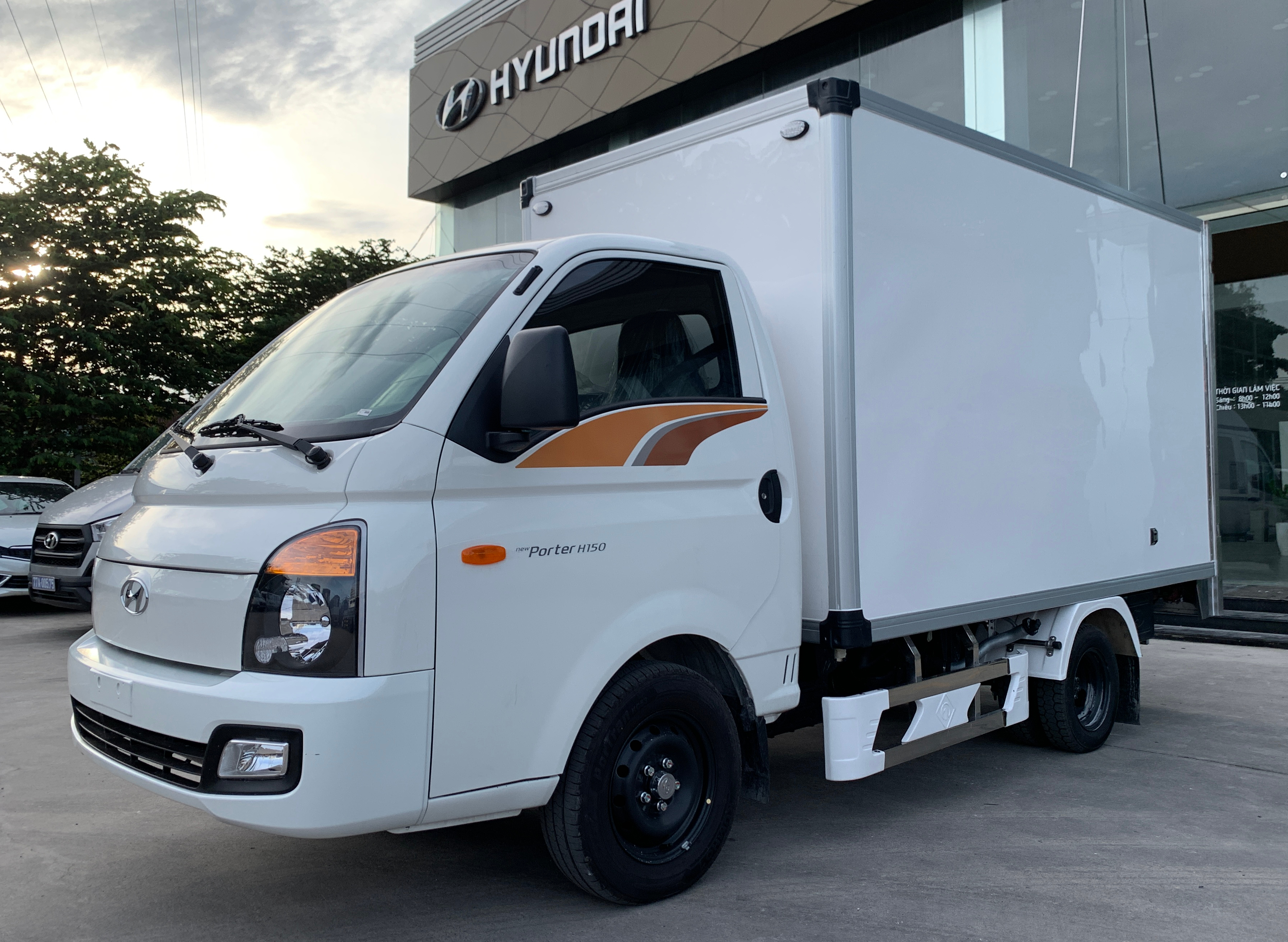 xe-tai-hyundai-h150-thung-composite-3