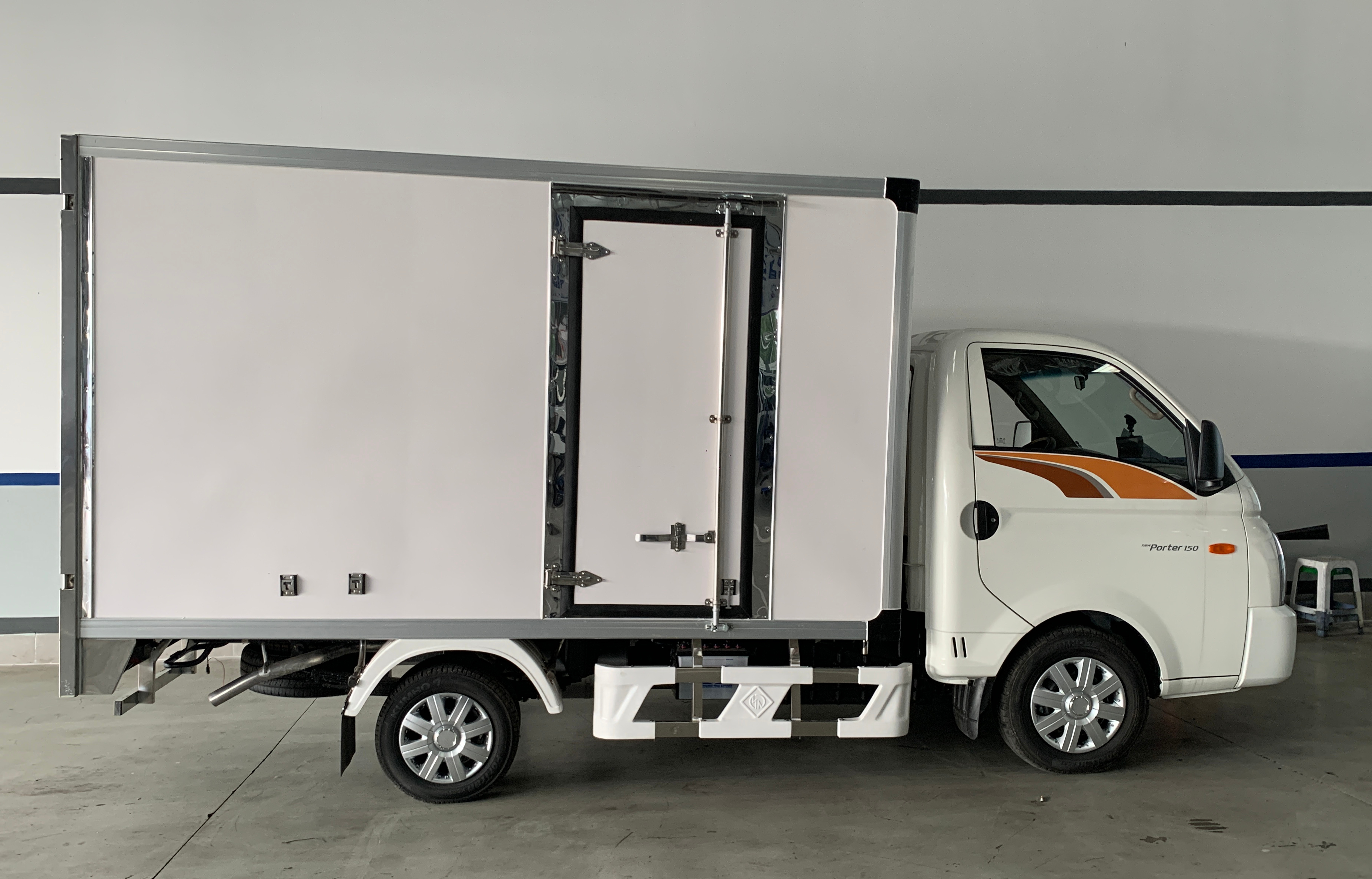 xe-tai-hyundai-h150-thung-composite-4