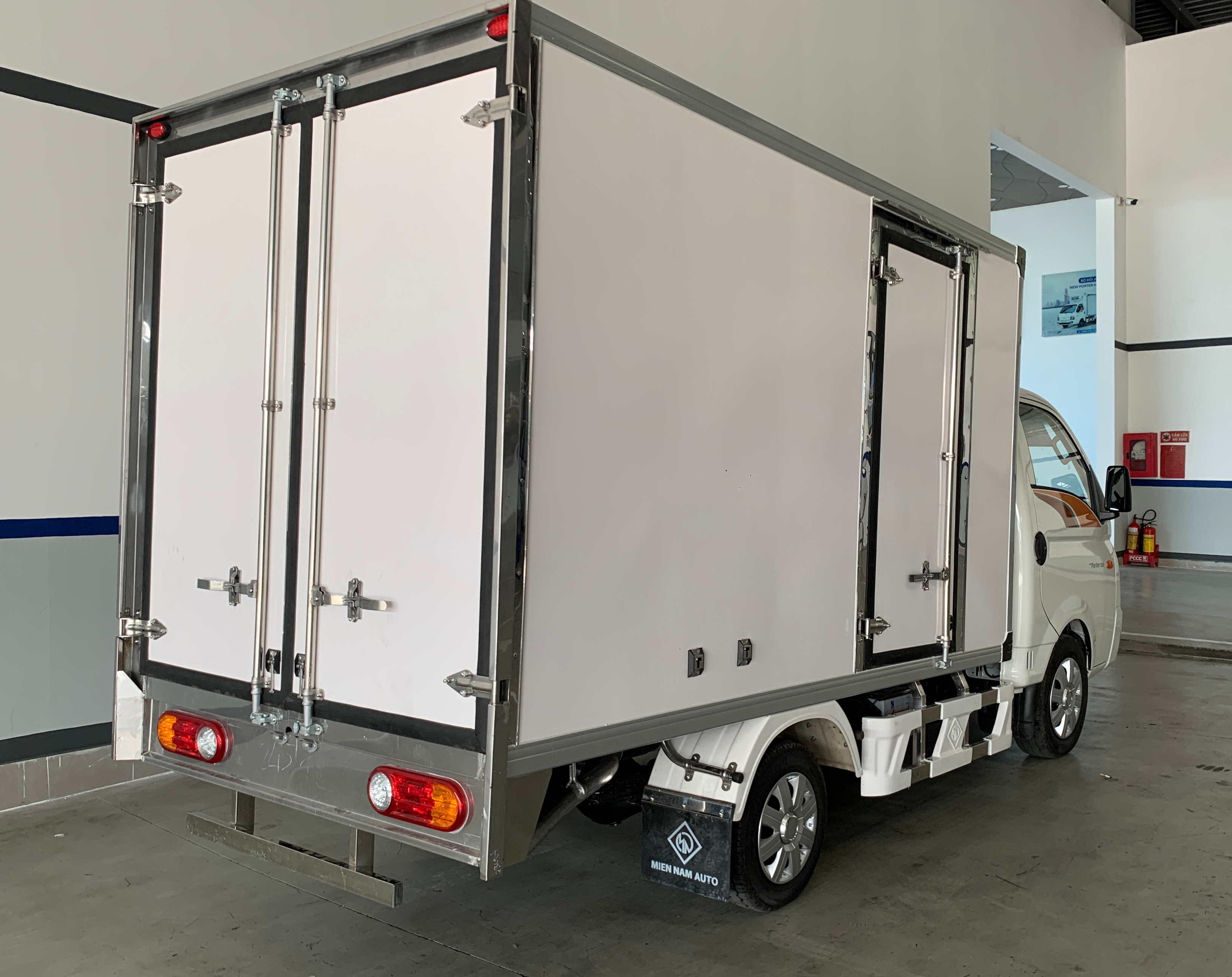 xe-tai-hyundai-h150-thung-composite-5