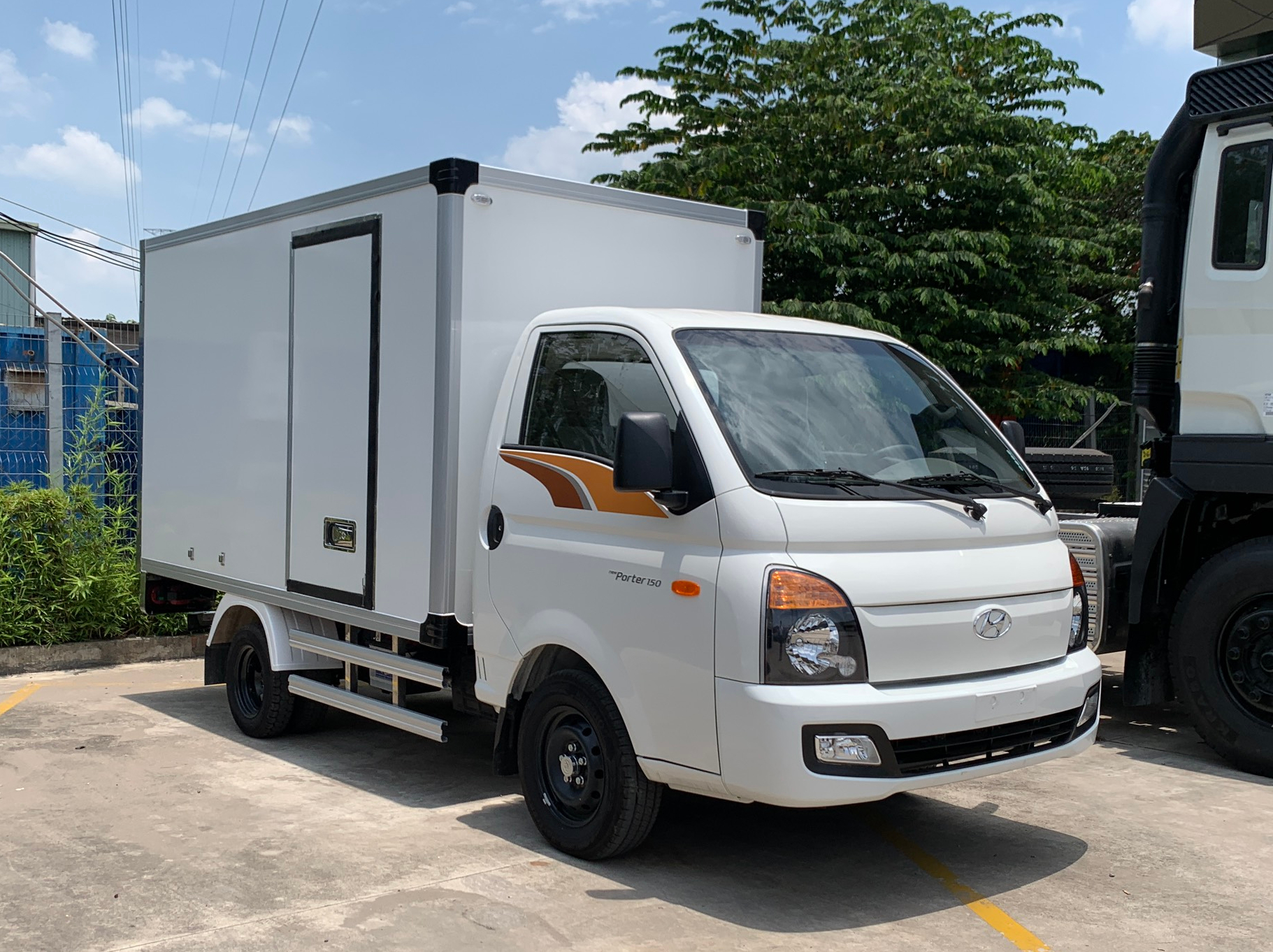 xe-tai-hyundai-h150-thung-composite-6