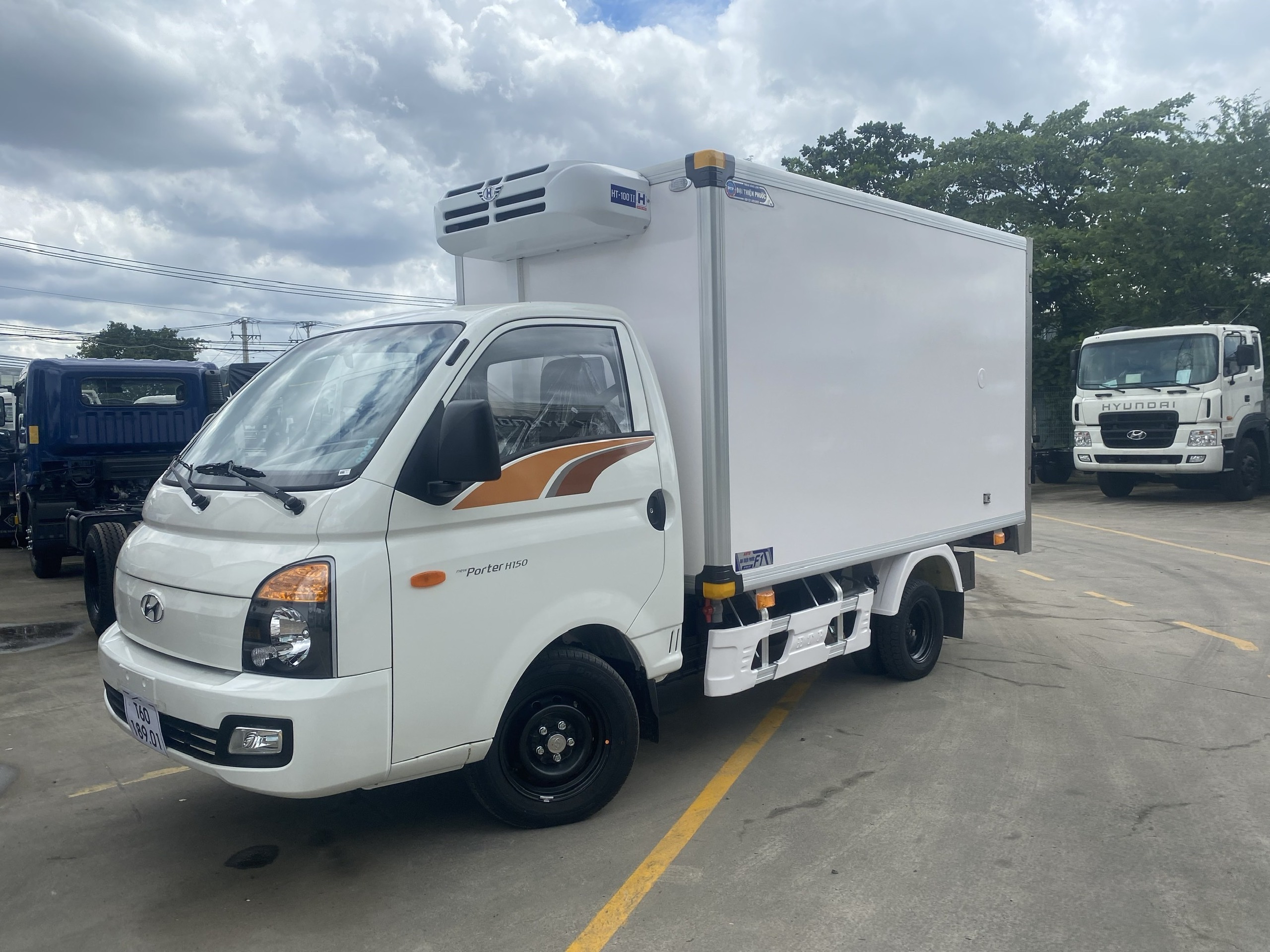 xe-tai-hyundai-h150-thung-dong-lanh-euro-5-8