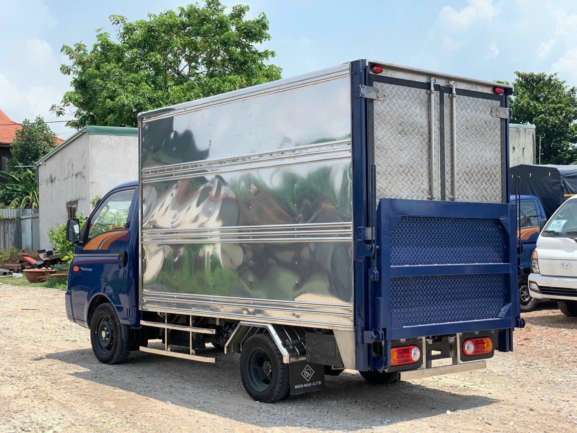 xe-tai-hyundai-h150-thung-kin-bung-nang-ha-1
