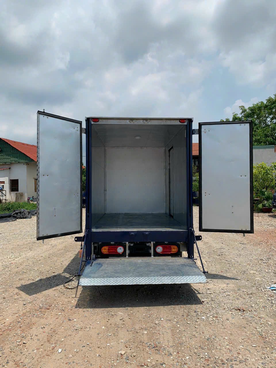 xe-tai-hyundai-h150-thung-kin-bung-nang-ha-2