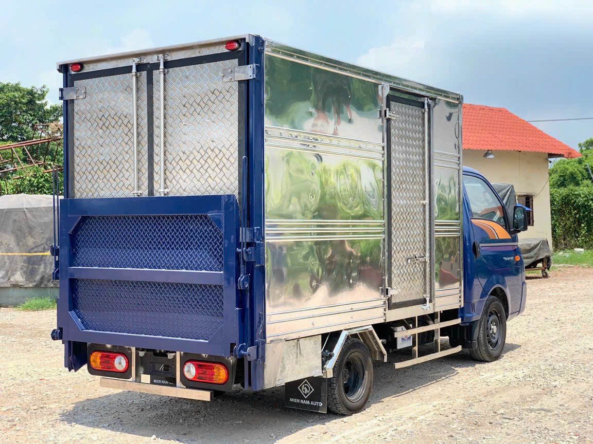 xe-tai-hyundai-h150-thung-kin-bung-nang-ha-3