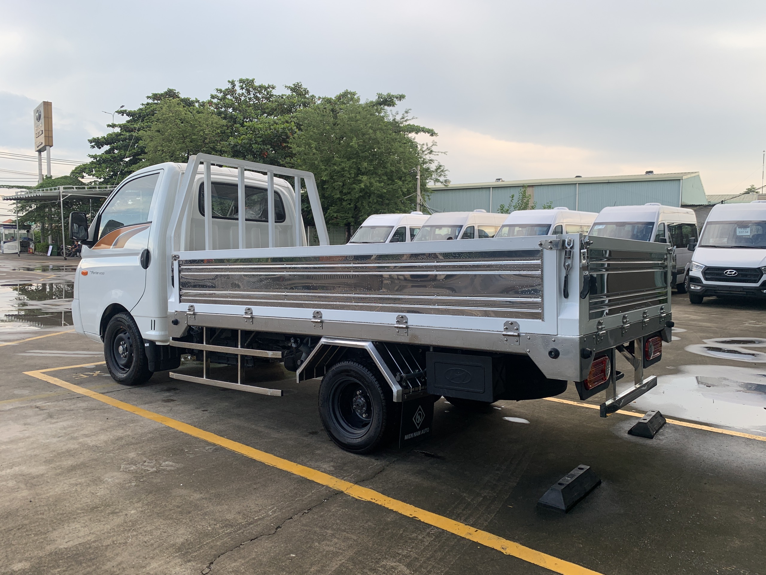 xe-tai-hyundai-h150-thung-lung-2