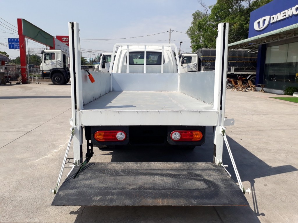 xe-tai-hyundai-h150-thung-lung-bung-nang-ha-2