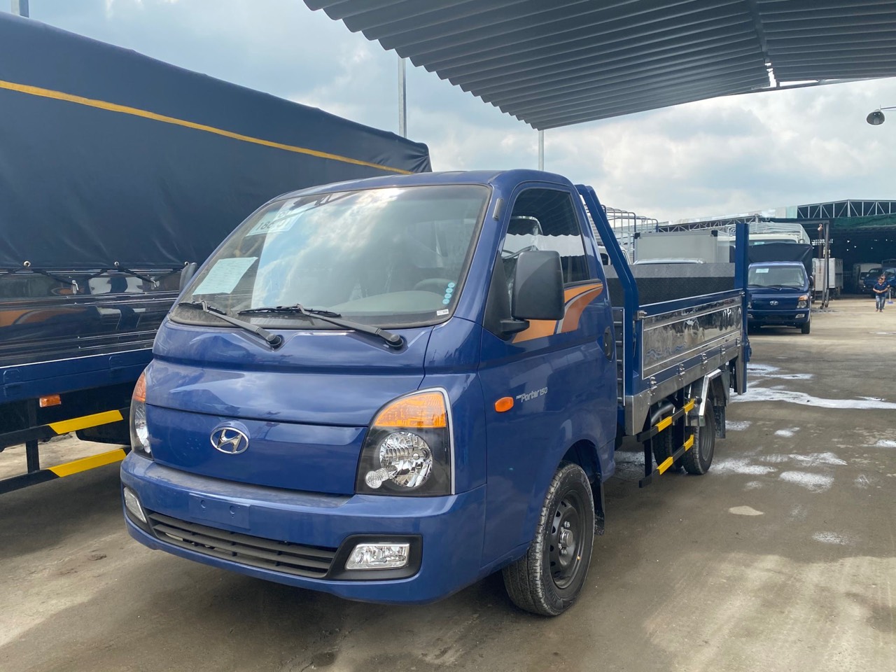 xe-tai-hyundai-h150-thung-lung-bung-nang-ha-9