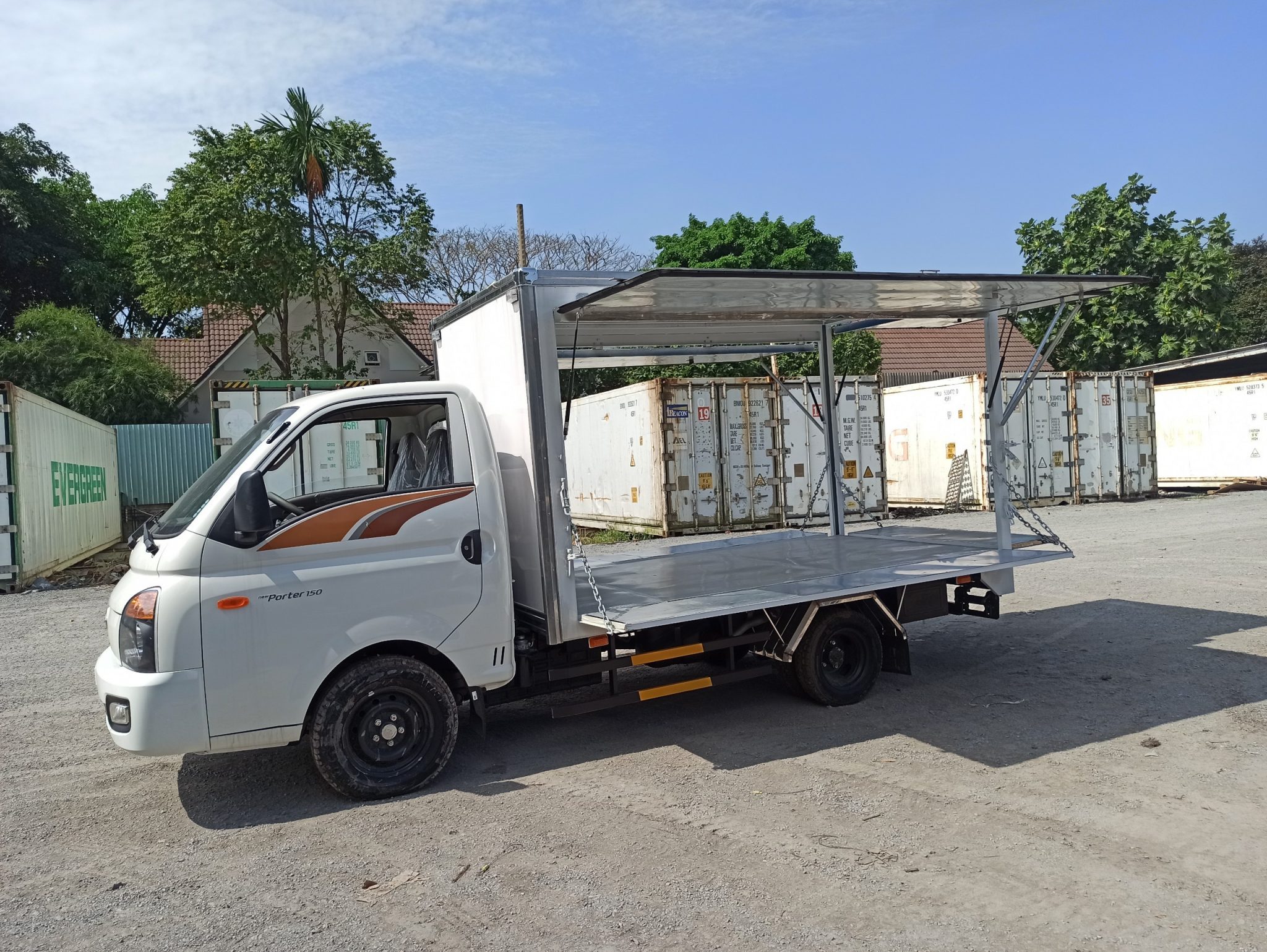 xe-tai-hyundai-h150-thung-mo-canh-doi-15