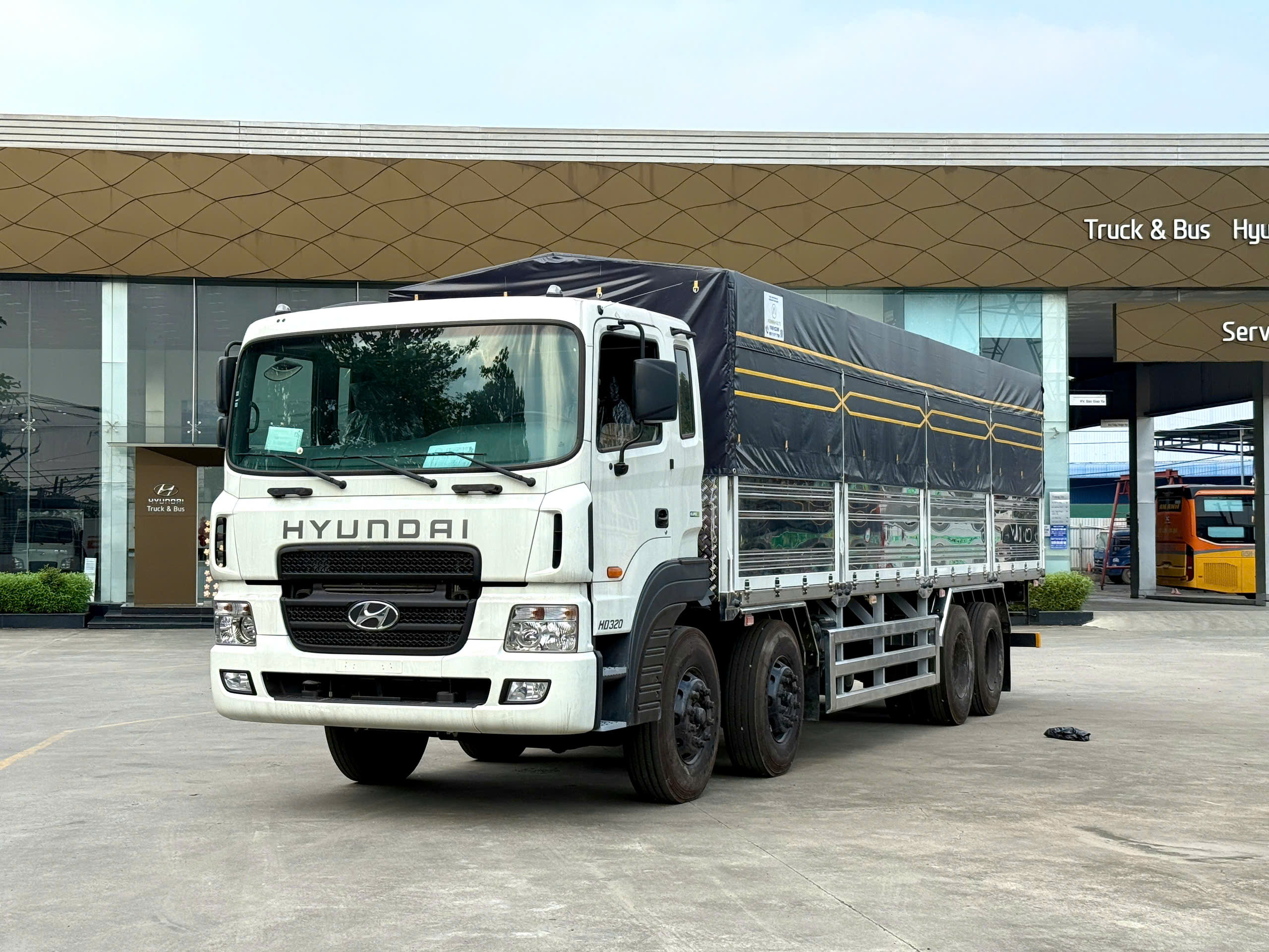 xe-tai-hyundai-hd320-mui-bat-4-chan-17-5-tan-1