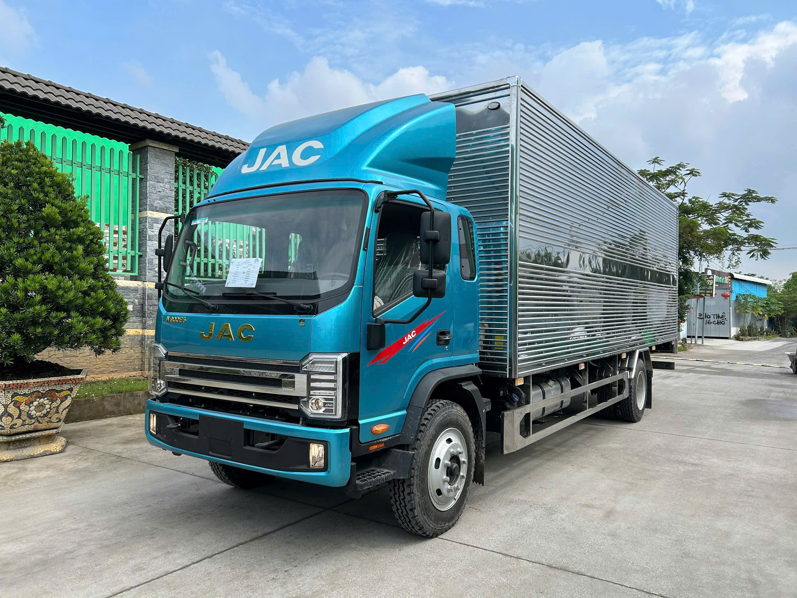 xe-tai-jac-n900-plus-thung-kin-xe-tai-8-tan-1
