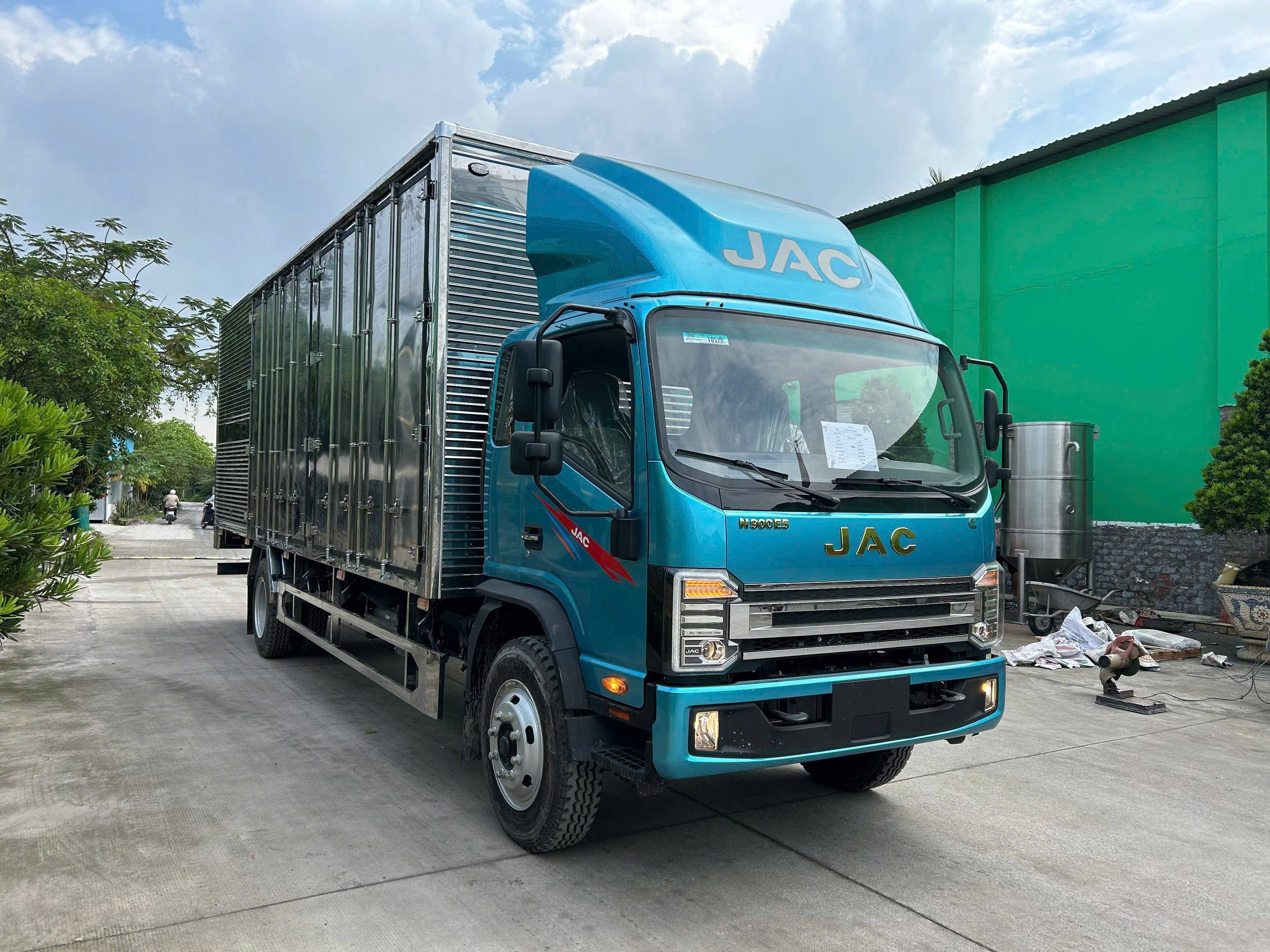 xe-tai-jac-n900-plus-thung-kin-xe-tai-8-tan-2