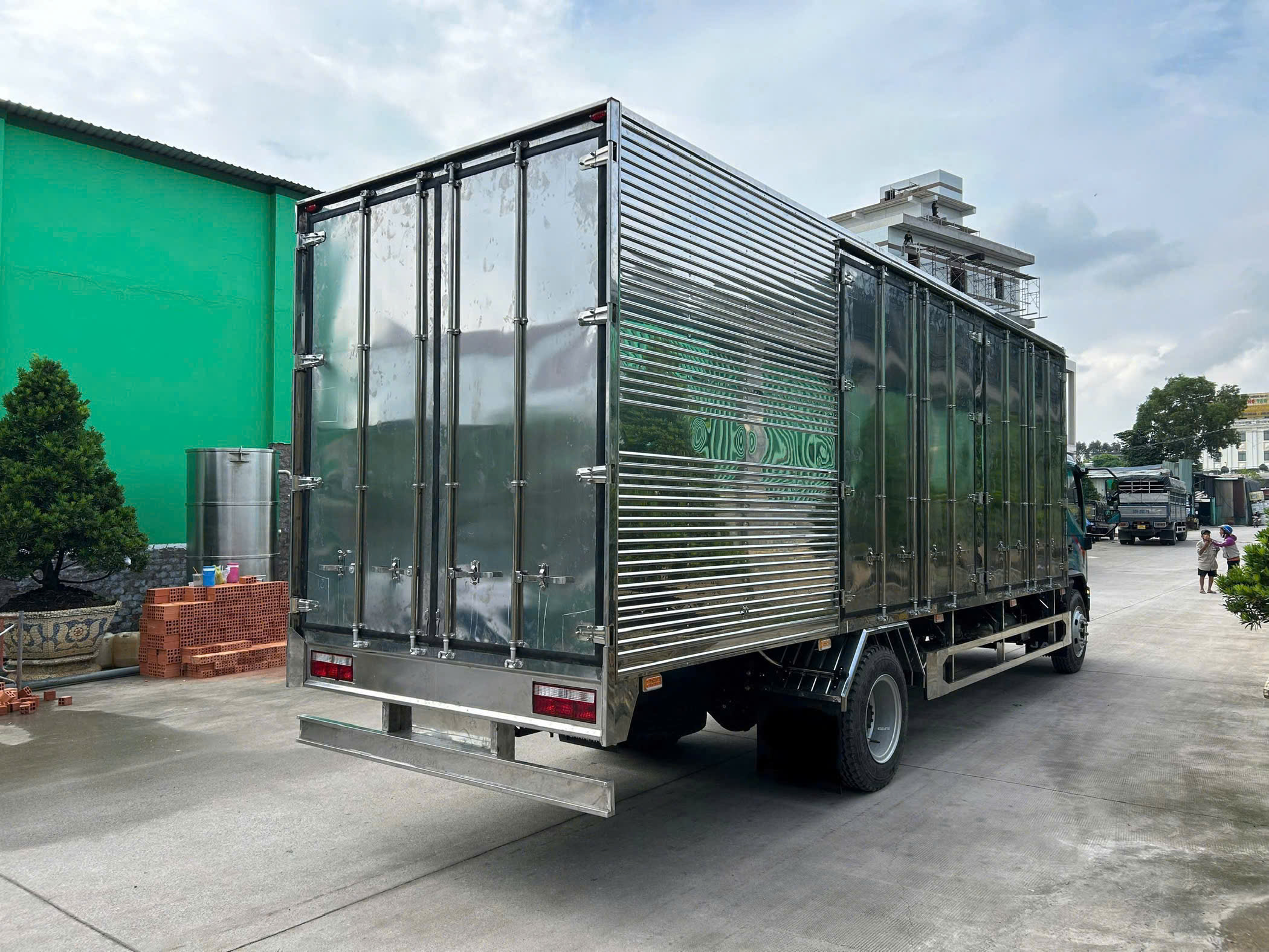 xe-tai-jac-n900-plus-thung-kin-xe-tai-8-tan-3