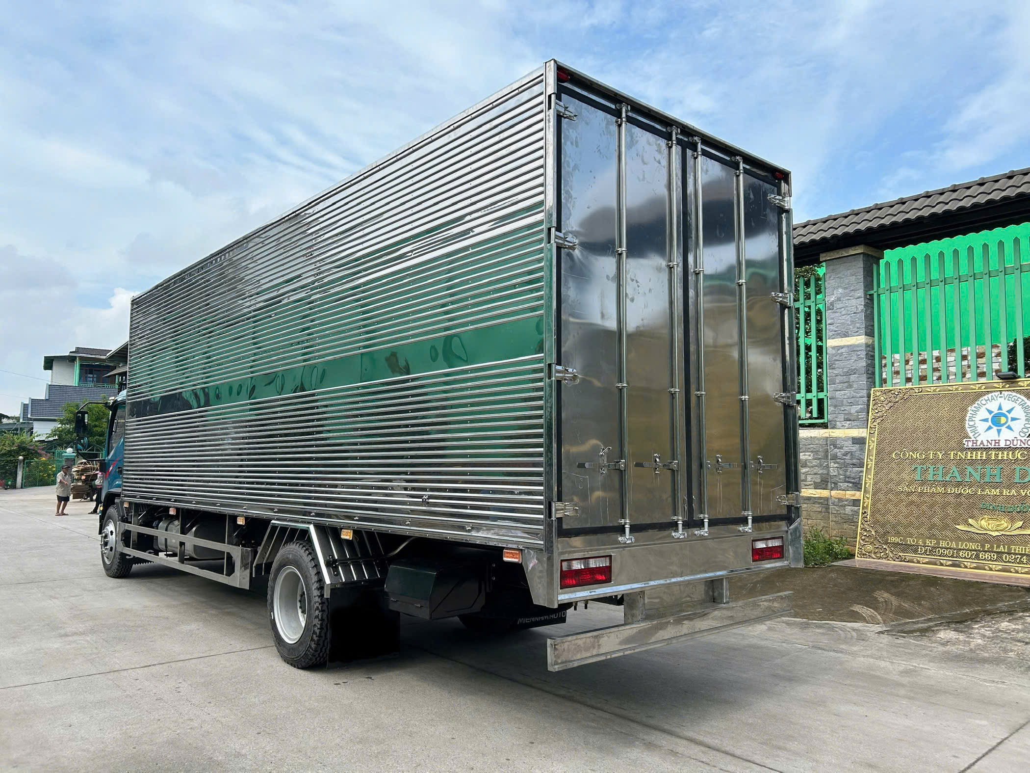 xe-tai-jac-n900-plus-thung-kin-xe-tai-8-tan-4